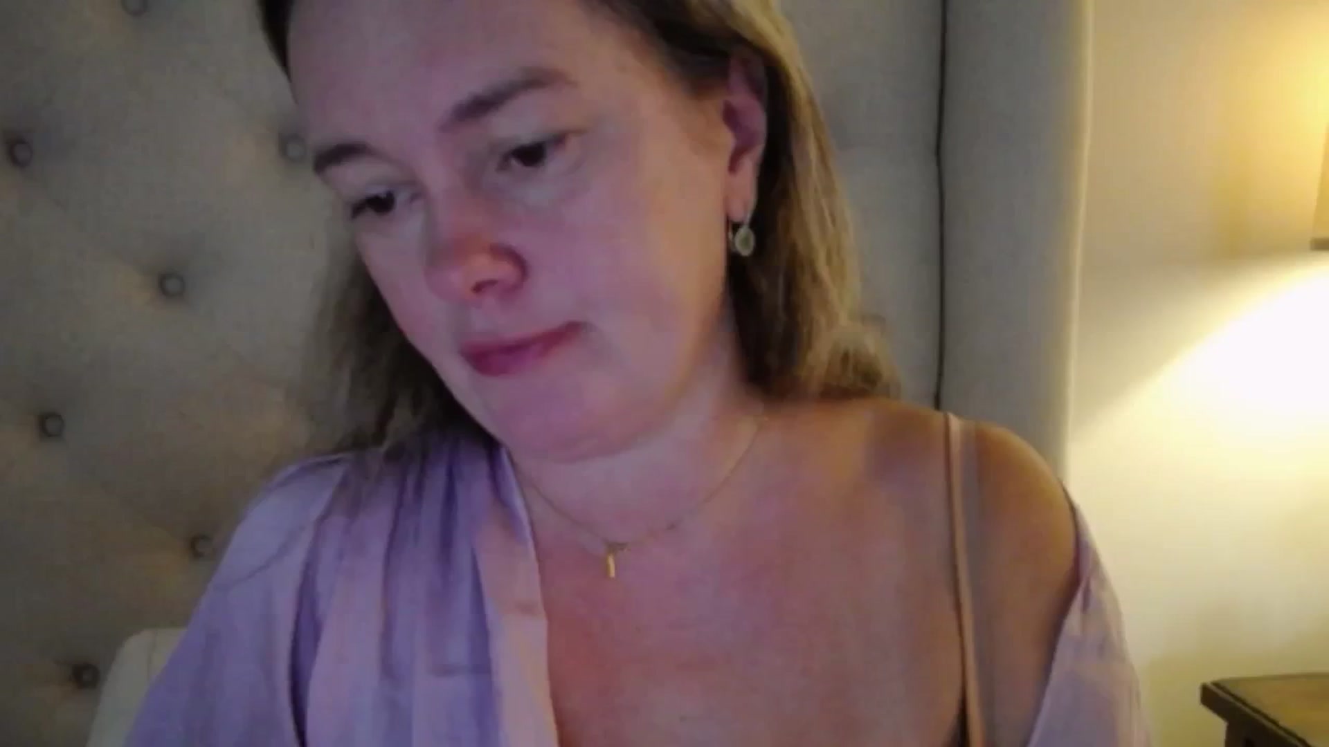 Gallery image thumbnail from J0llye's myfreecams stream on, 10/10/2025, 16:00 image 2 of 20