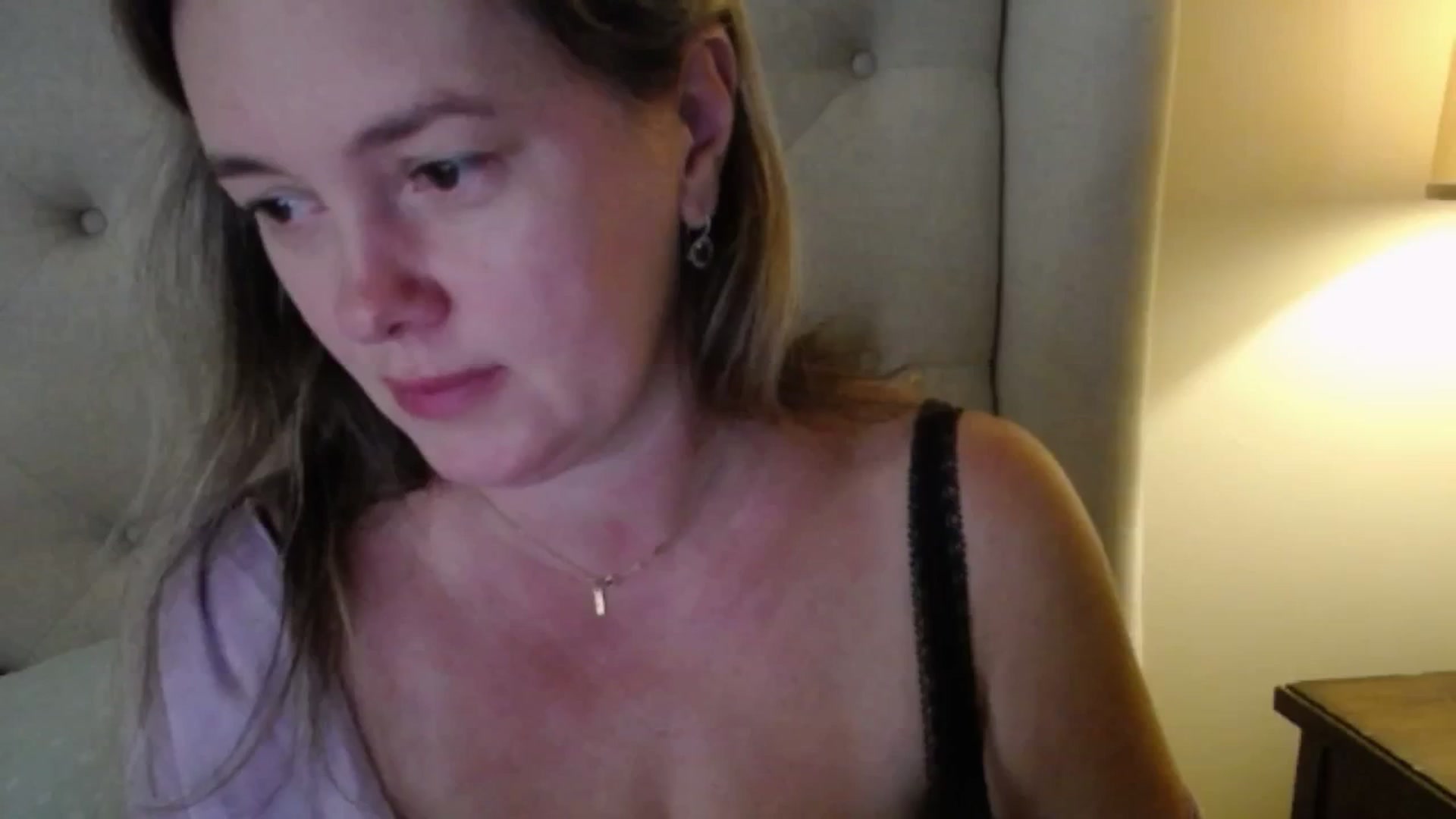 Gallery image thumbnail from J0llye's myfreecams stream on, 10/16/2025, 20:30 image 19 of 20