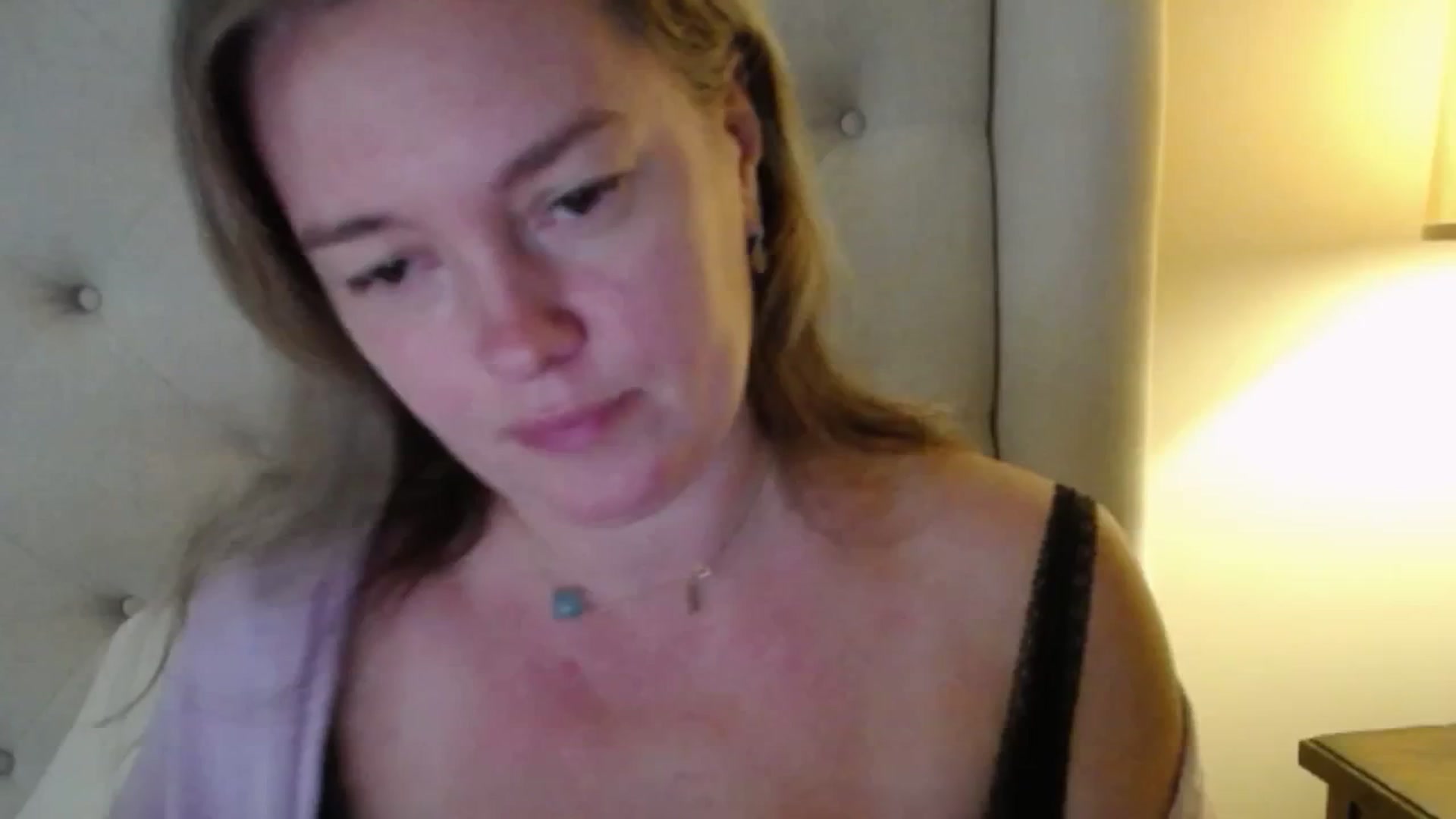 Gallery image thumbnail from J0llye's myfreecams stream on, 10/22/2025, 19:32 image 4 of 20