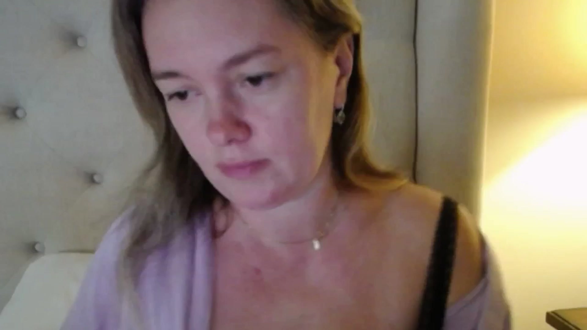 Gallery image thumbnail from J0llye's myfreecams stream on, 10/22/2025, 19:32 image 17 of 20
