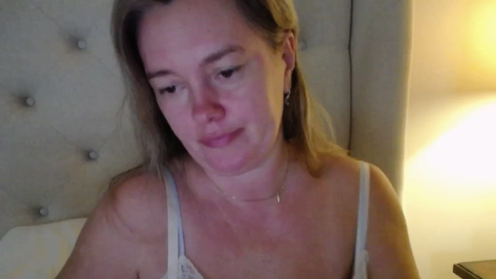 Gallery image thumbnail from J0llye's myfreecams stream on, 10/24/2025, 18:52 image 19 of 20