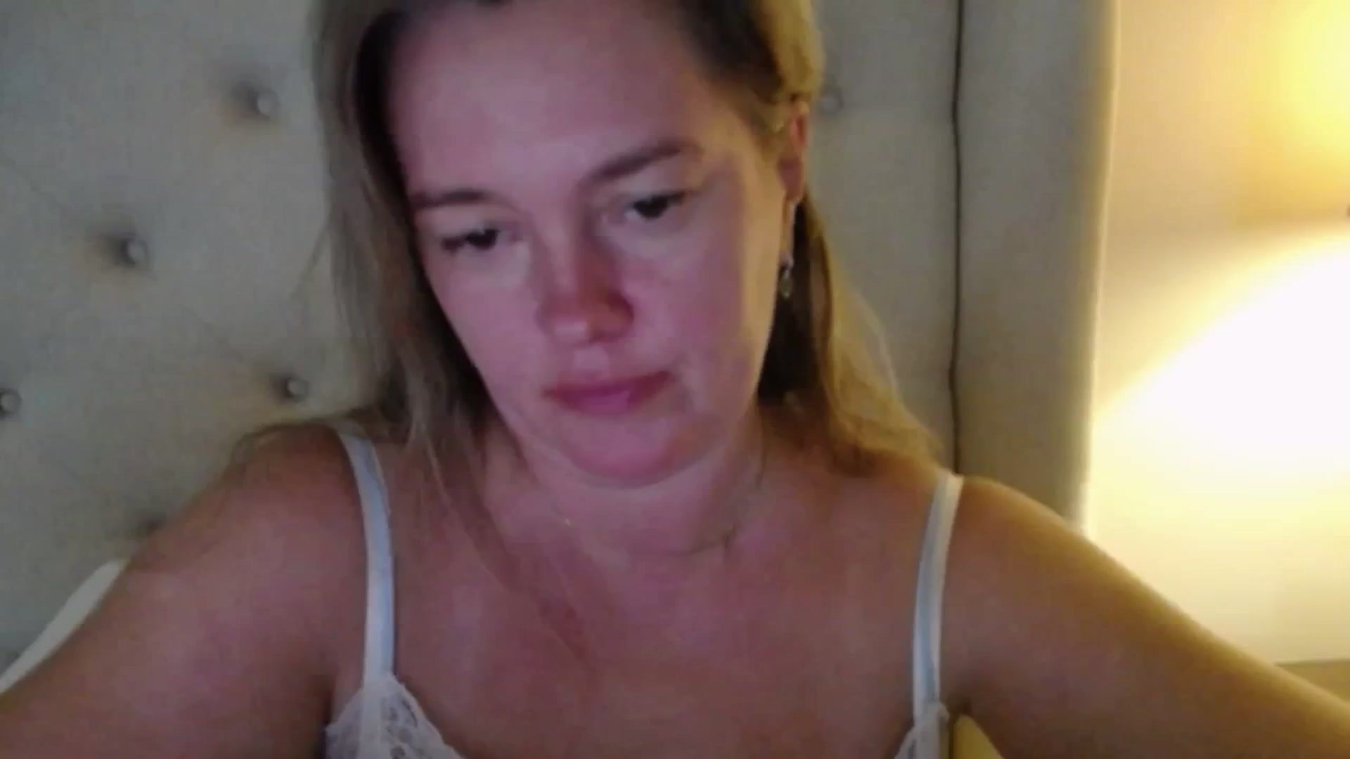 Gallery image thumbnail from J0llye's myfreecams stream on, 10/24/2025, 18:52 image 16 of 20