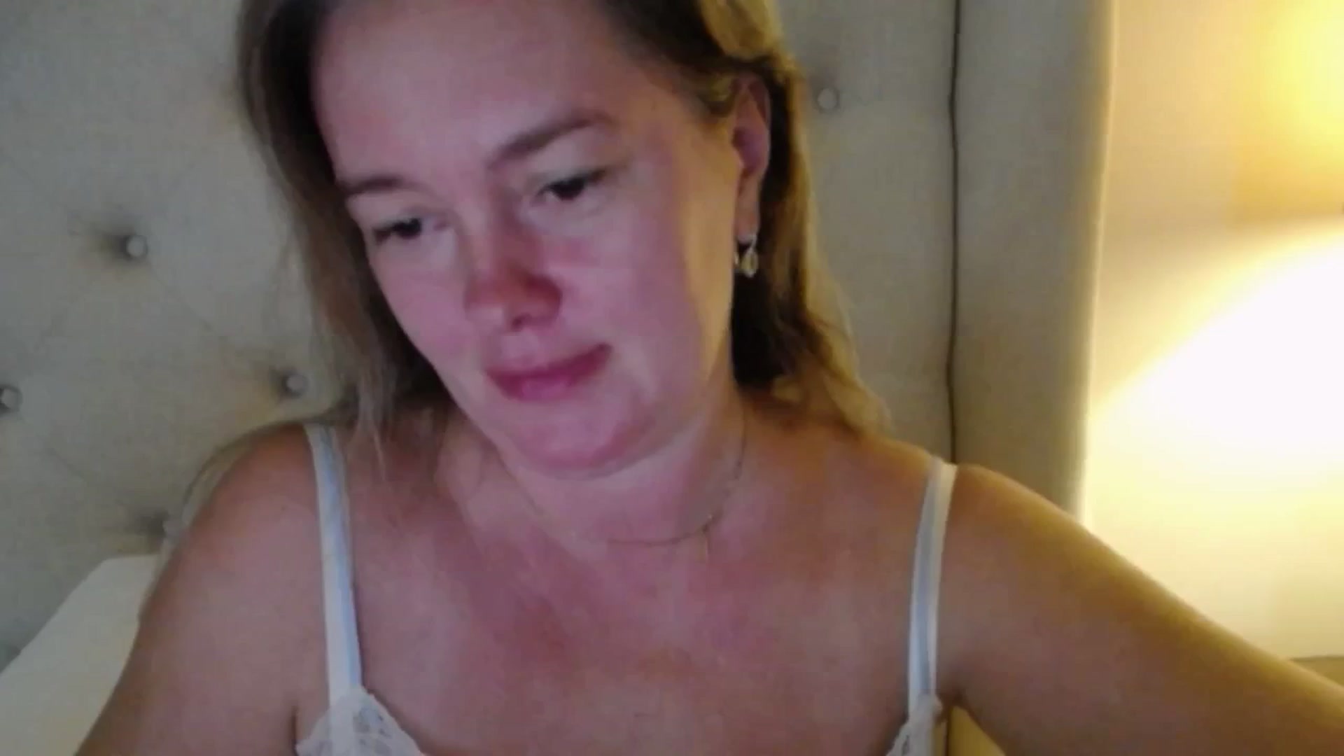 Gallery image thumbnail from J0llye's myfreecams stream on, 10/24/2025, 18:52 image 10 of 20