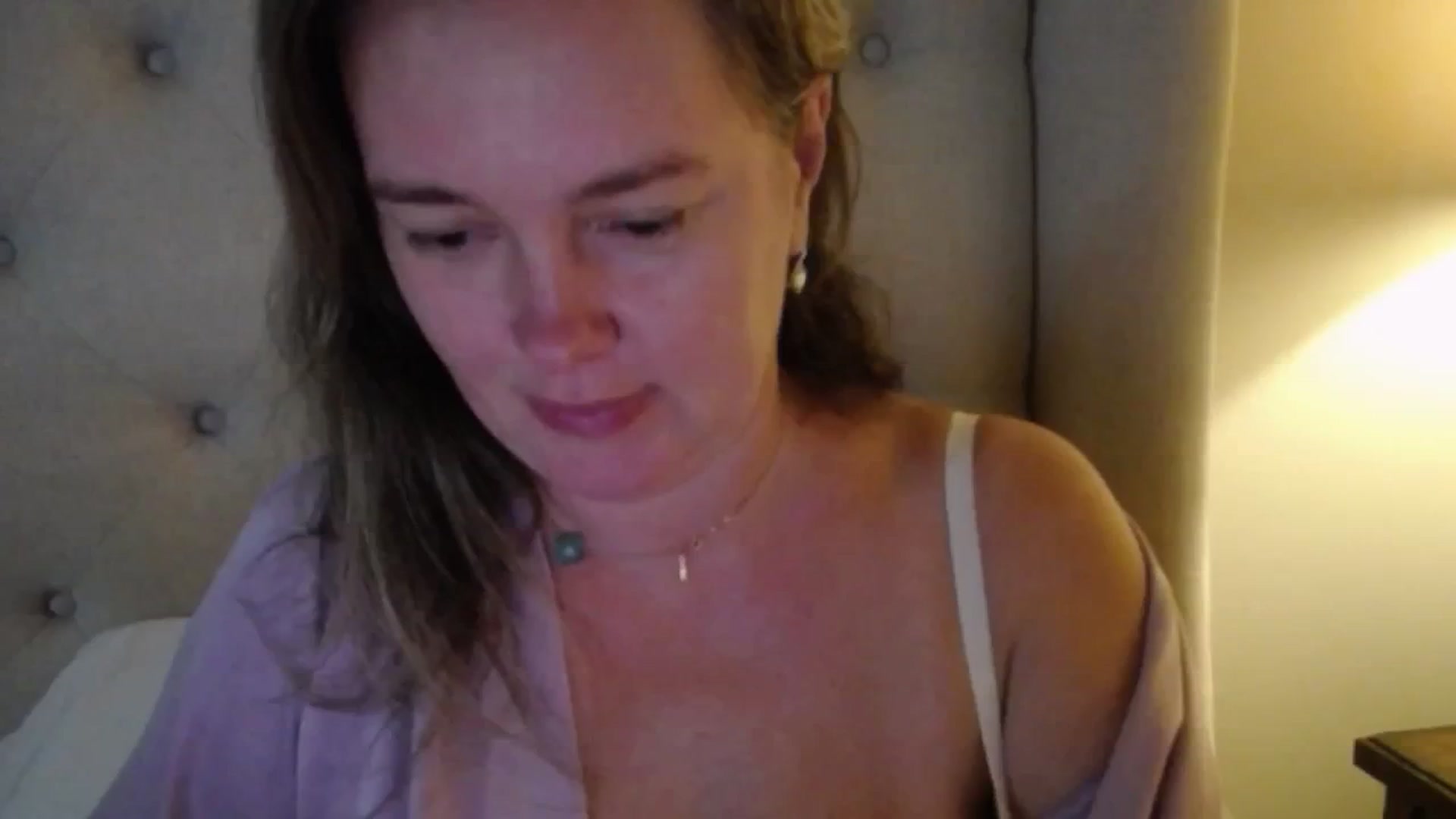 Gallery image thumbnail from J0llye's myfreecams stream on, 10/26/2025, 20:35 image 16 of 20