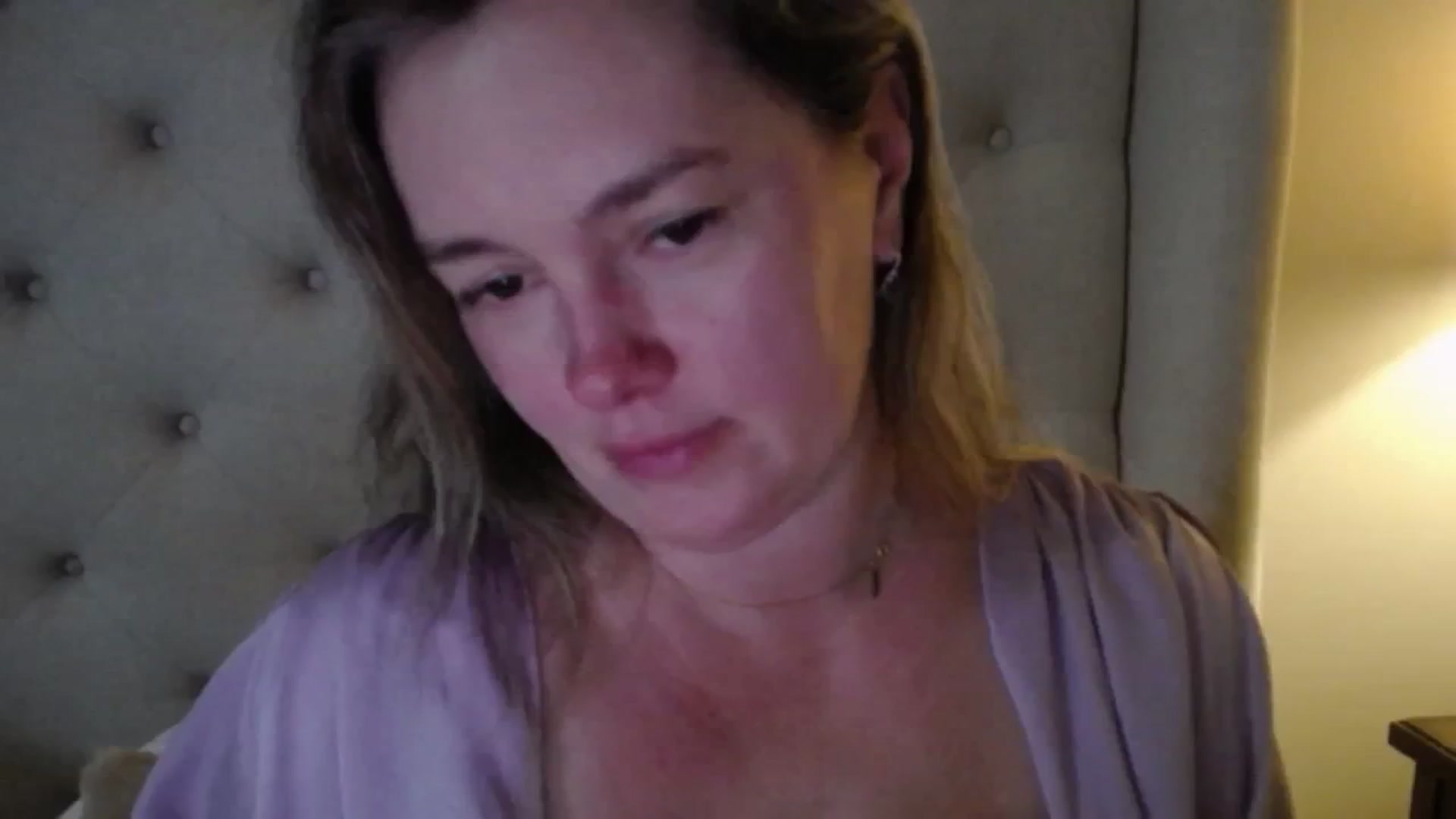 Gallery image thumbnail from J0llye's myfreecams stream on, 10/27/2025, 19:37 image 14 of 20