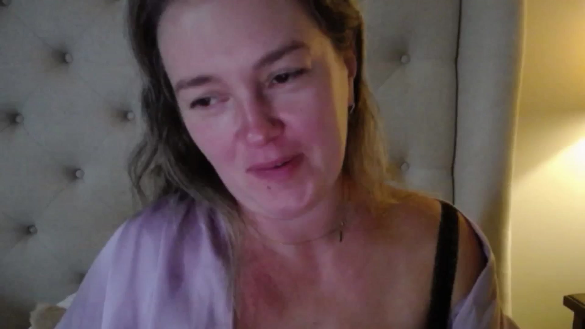 Gallery image thumbnail from J0llye's myfreecams stream on, 10/27/2025, 19:37 image 17 of 20