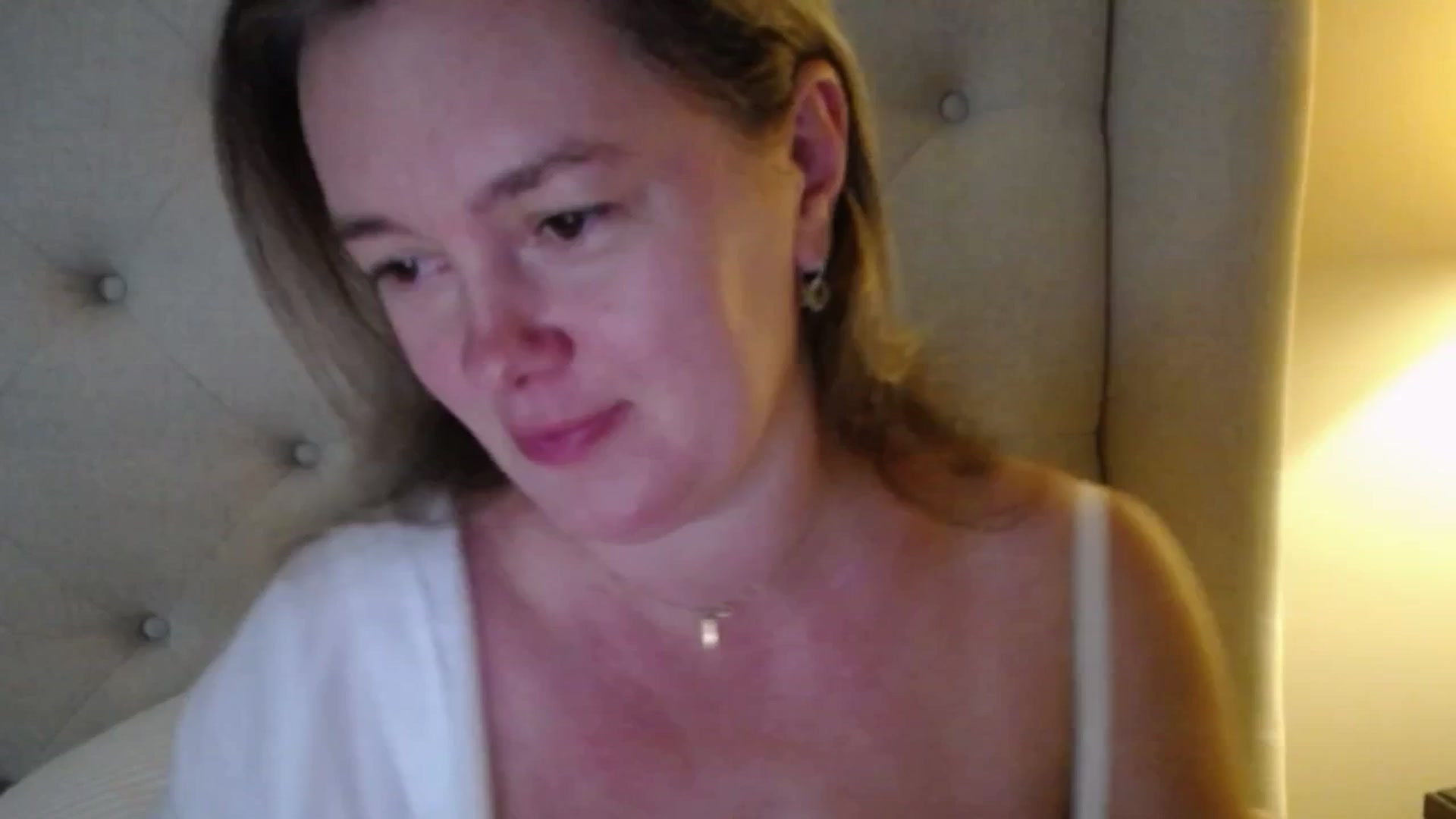 Gallery image thumbnail from J0llye's myfreecams stream on, 10/28/2025, 19:34 image 16 of 20