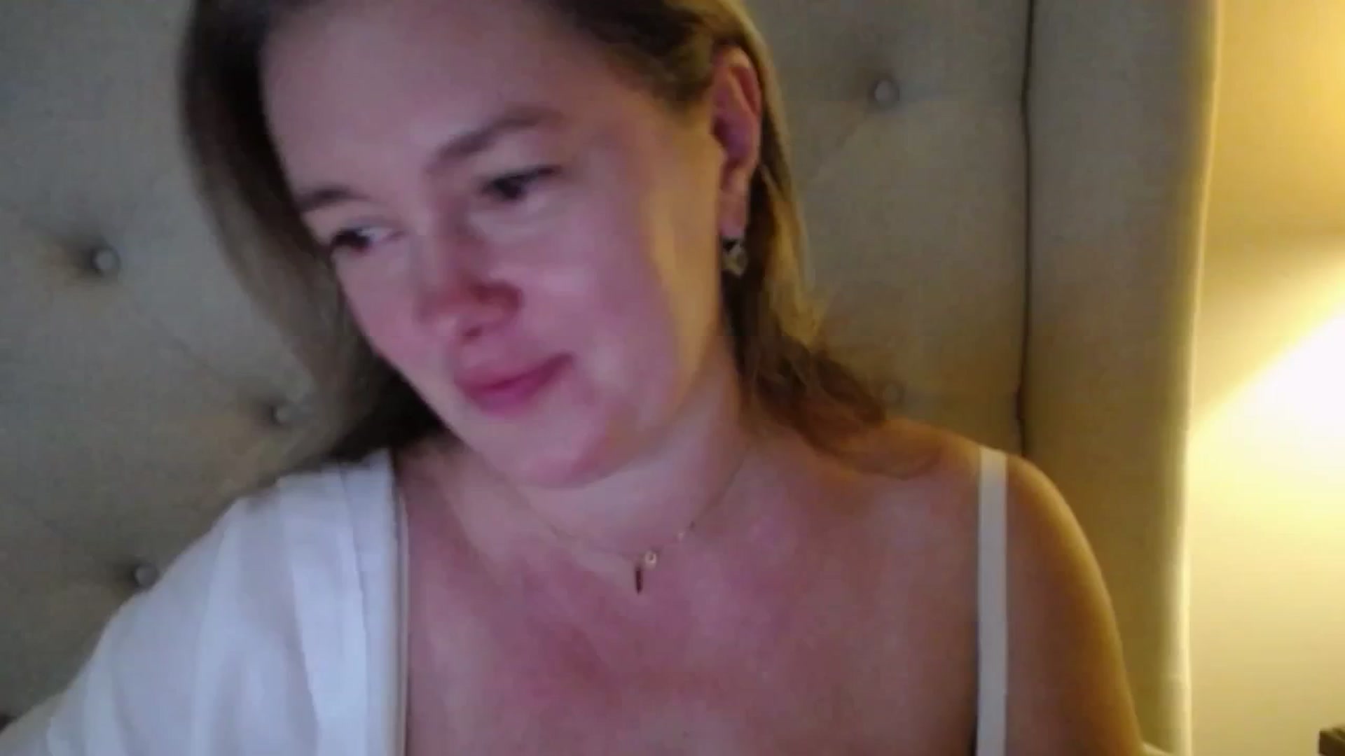 Gallery image thumbnail from J0llye's myfreecams stream on, 10/28/2025, 19:34 image 18 of 20