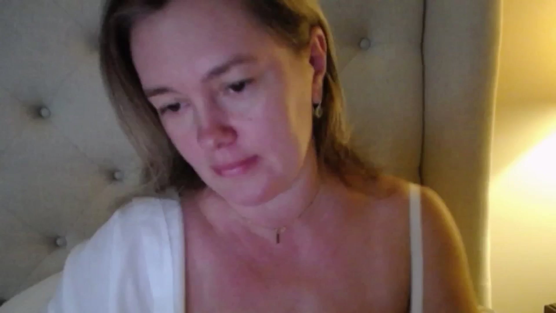Gallery image thumbnail from J0llye's myfreecams stream on, 10/28/2025, 19:34 image 17 of 20