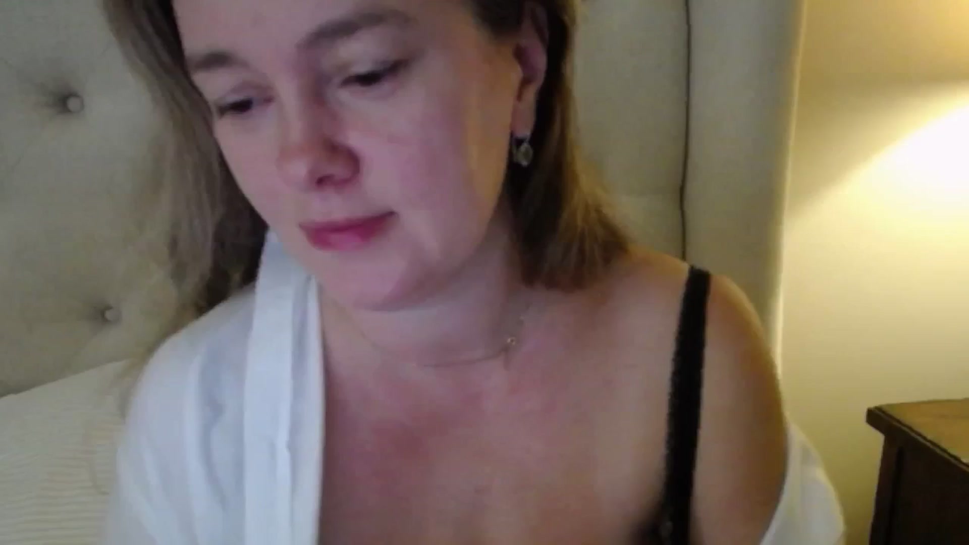 Gallery image thumbnail from J0llye's myfreecams stream on, 10/31/2025, 16:22 image 4 of 20