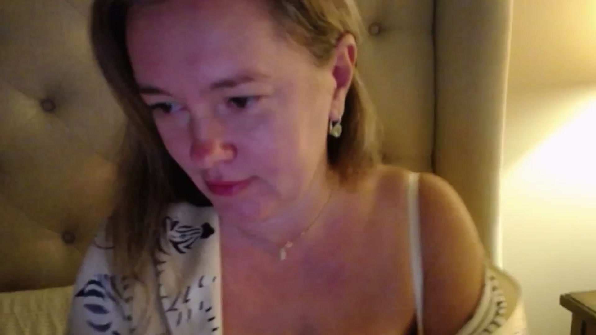 Gallery image thumbnail from J0llye's myfreecams stream on, 11/03/2025, 05:38 image 15 of 20