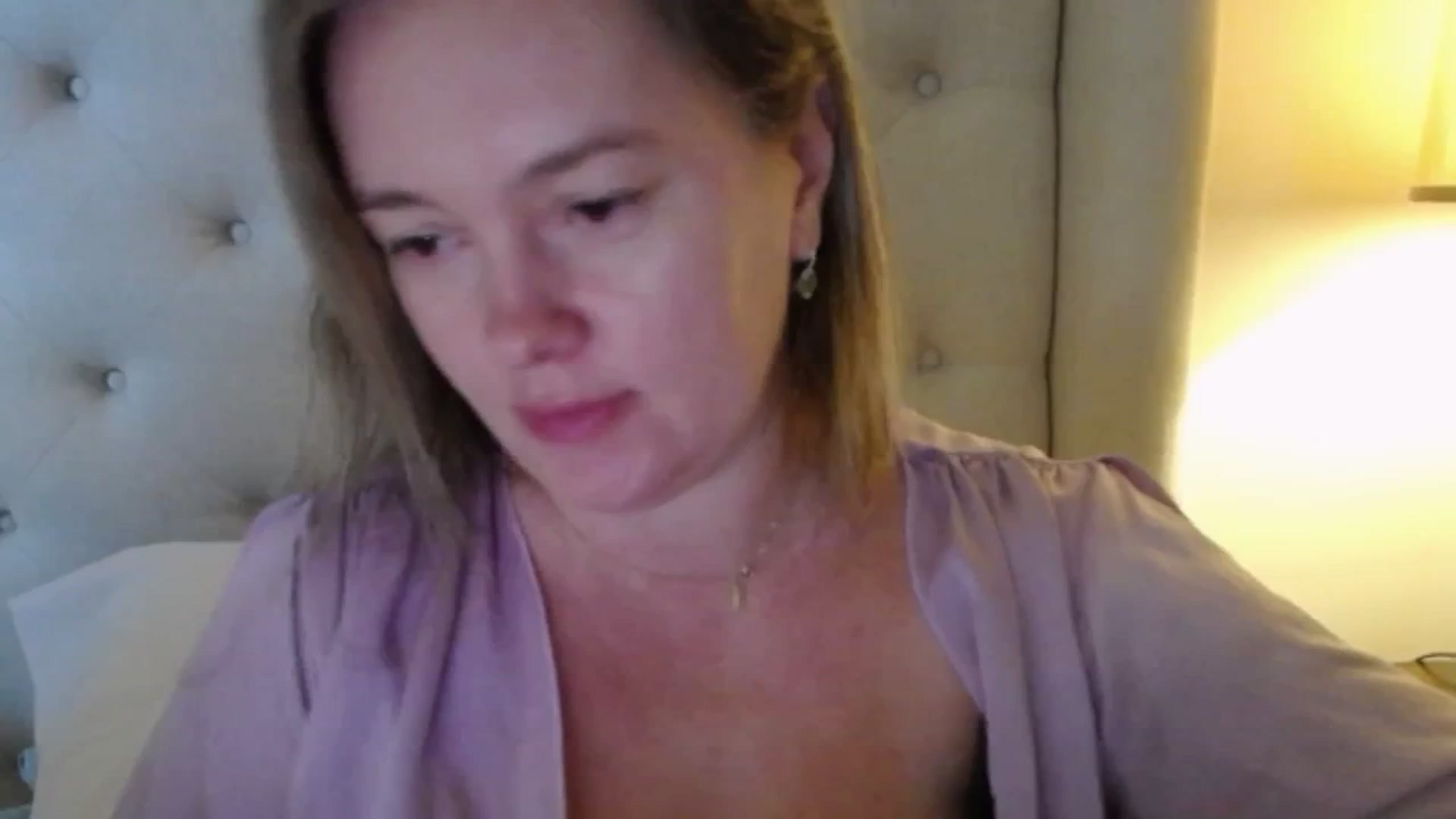 Gallery image thumbnail from J0llye's myfreecams stream on, 11/03/2025, 20:06 image 14 of 20