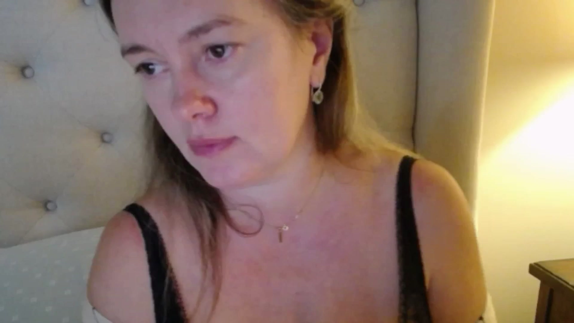 Gallery image thumbnail from J0llye's myfreecams stream on, 11/09/2025, 21:13 image 17 of 20