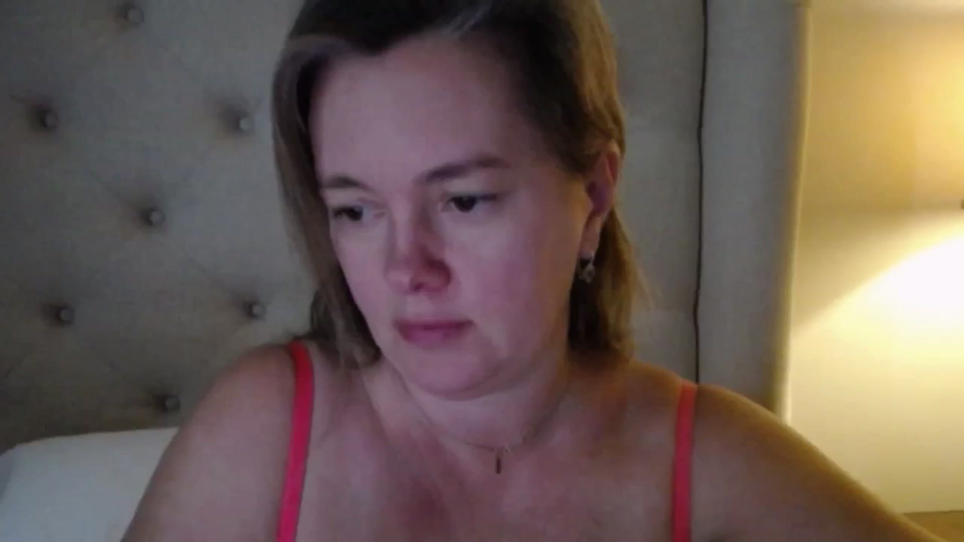 Gallery image thumbnail from J0llye's myfreecams stream on, 11/19/2025, 17:03 image 20 of 20