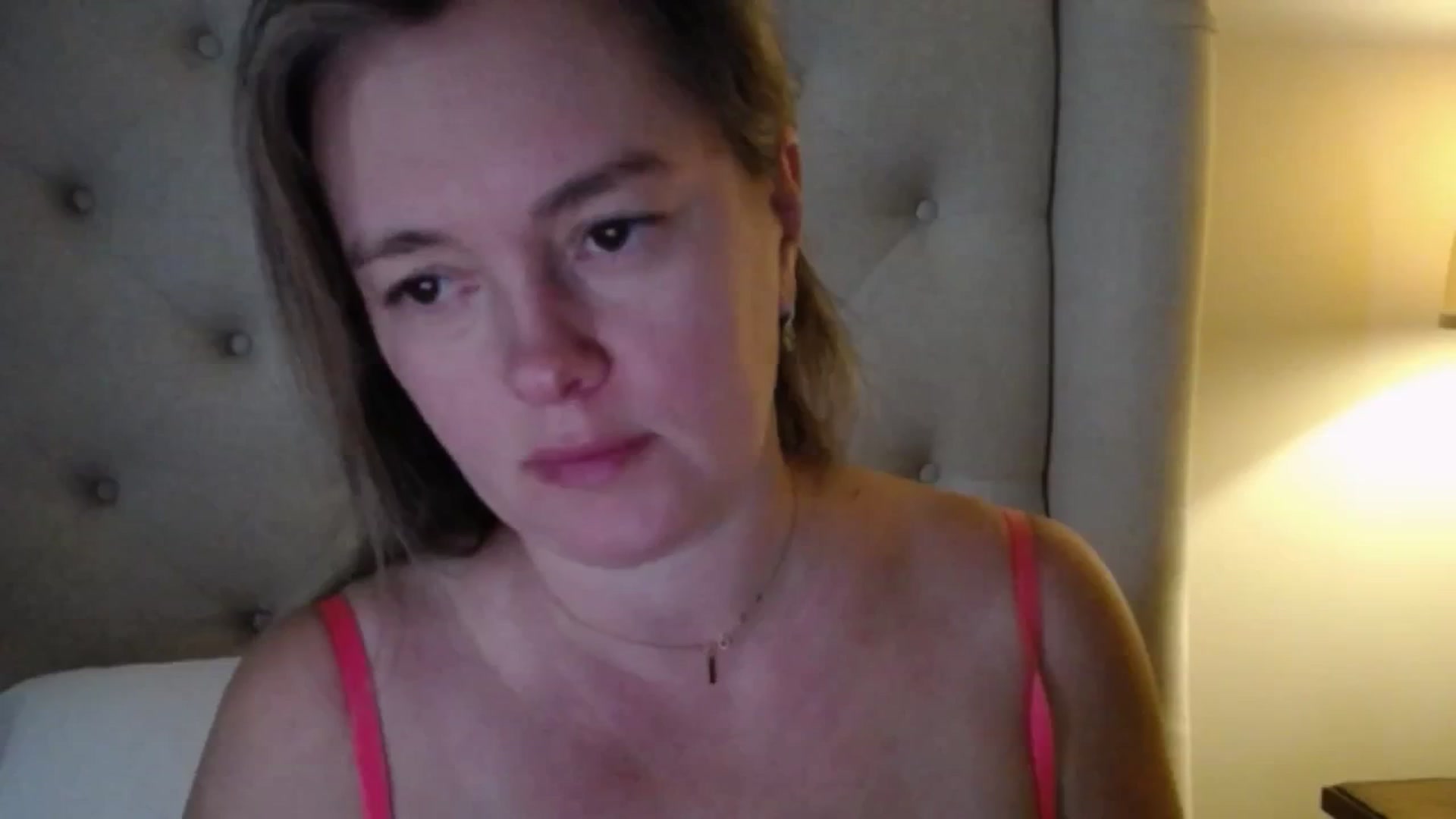 Gallery image thumbnail from J0llye's myfreecams stream on, 11/19/2025, 17:03 image 15 of 20