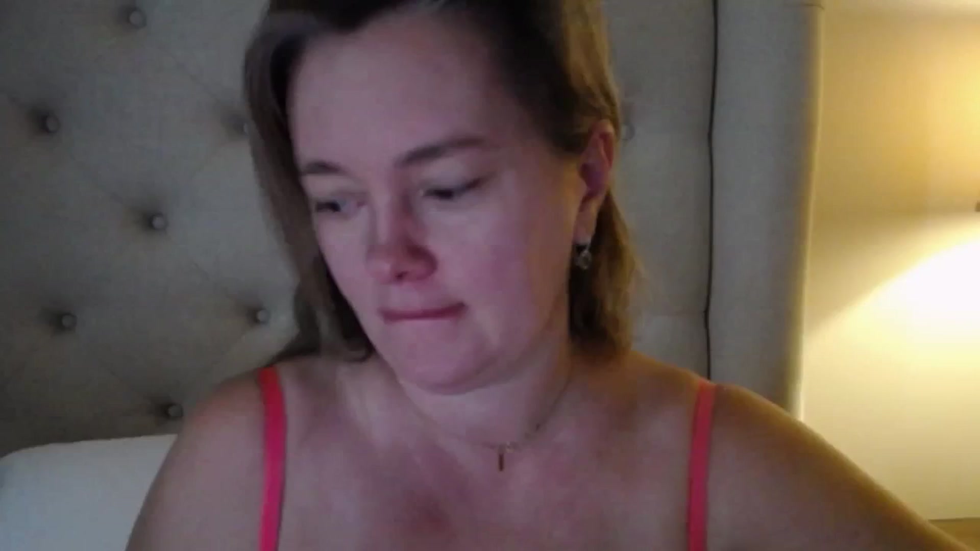Gallery image thumbnail from J0llye's myfreecams stream on, 11/19/2025, 17:03 image 19 of 20