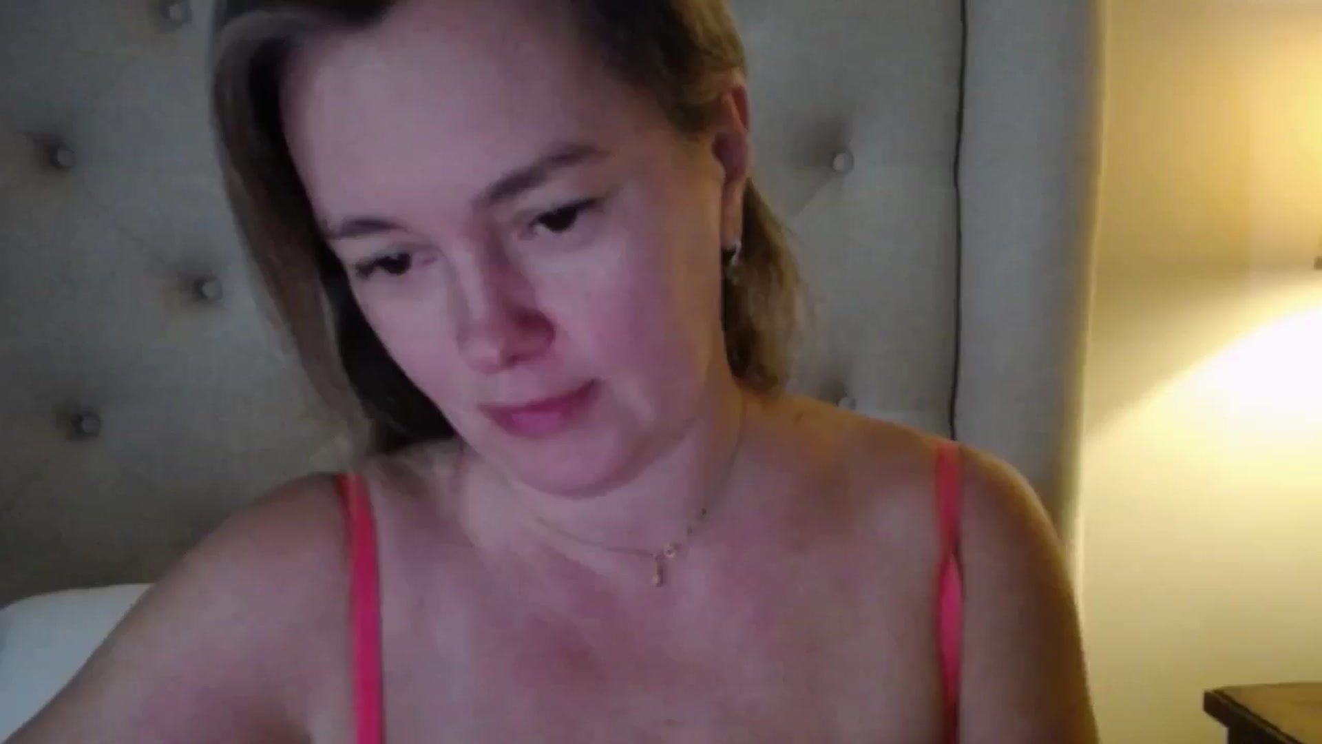 Gallery image thumbnail from J0llye's myfreecams stream on, 11/19/2025, 17:03 image 13 of 20