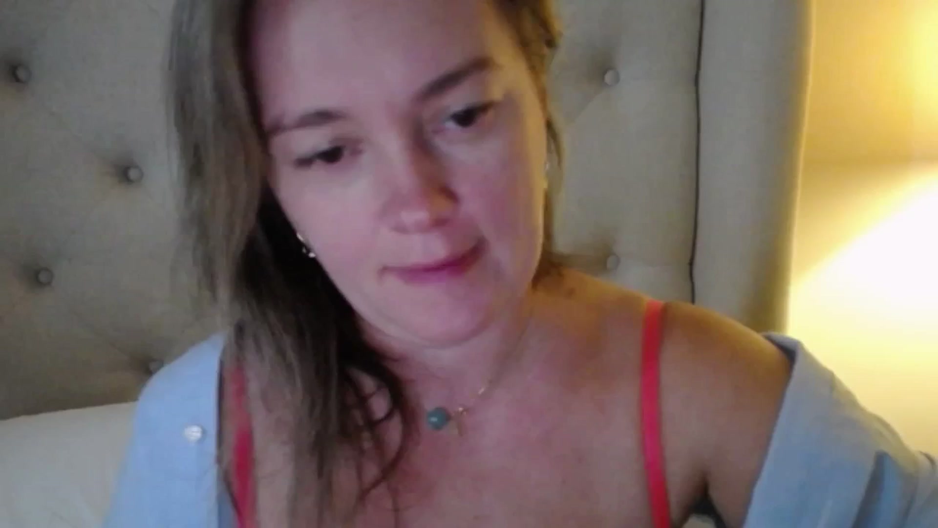 Gallery image thumbnail from J0llye's myfreecams stream on, 11/19/2025, 20:01 image 12 of 20