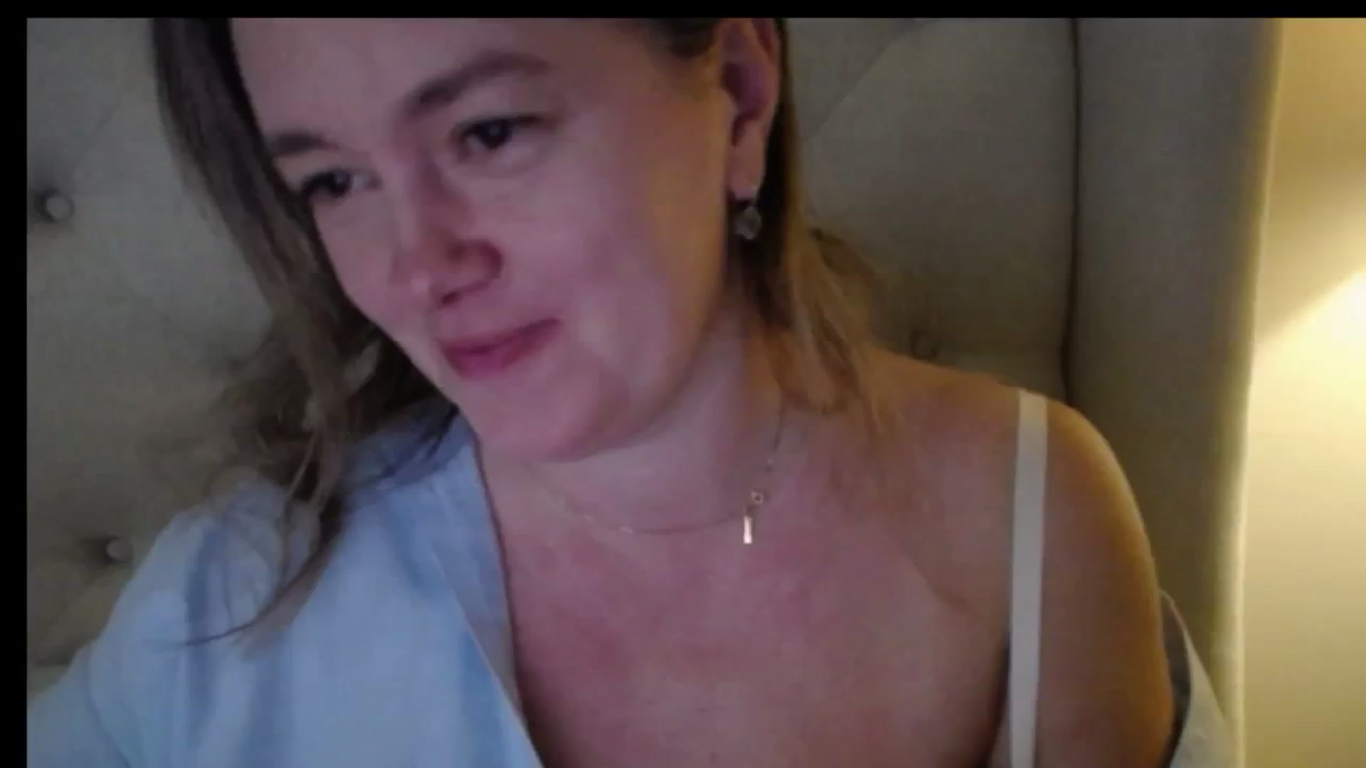 Gallery image thumbnail from J0llye's myfreecams stream on, 12/08/2025, 20:34 image 16 of 20