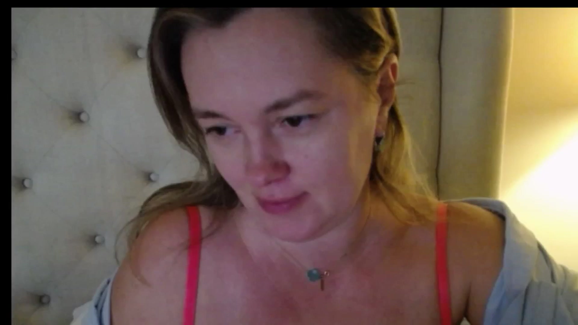 Gallery image thumbnail from J0llye's myfreecams stream on, 12/19/2025, 20:21 image 16 of 20