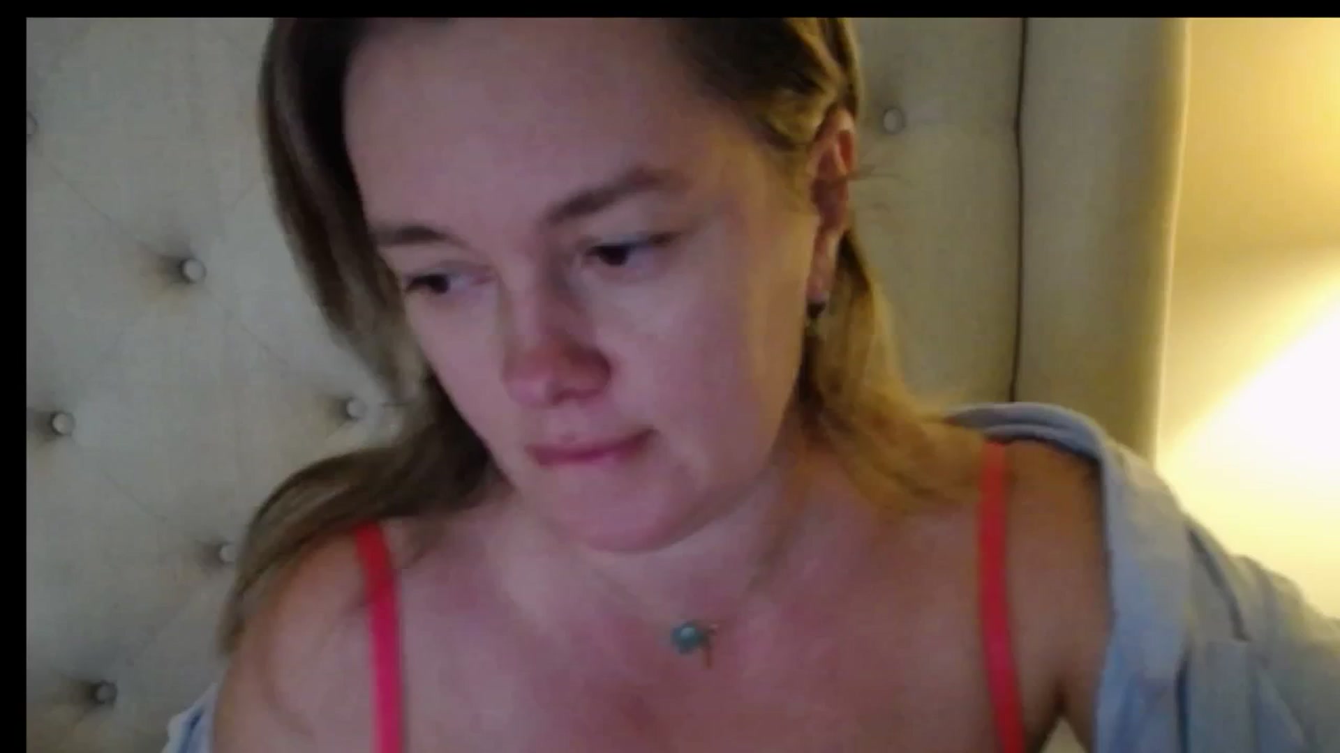 Gallery image thumbnail from J0llye's myfreecams stream on, 12/19/2025, 20:21 image 17 of 20