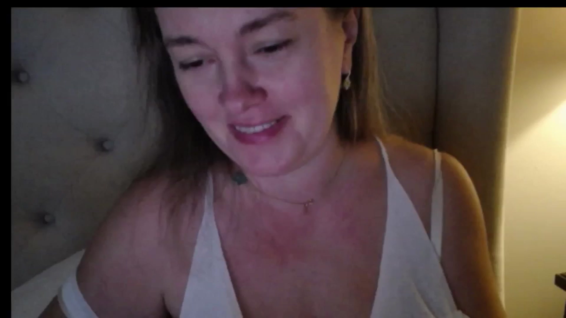 Gallery image thumbnail from J0llye's myfreecams stream on, 12/27/2025, 21:02 image 19 of 20