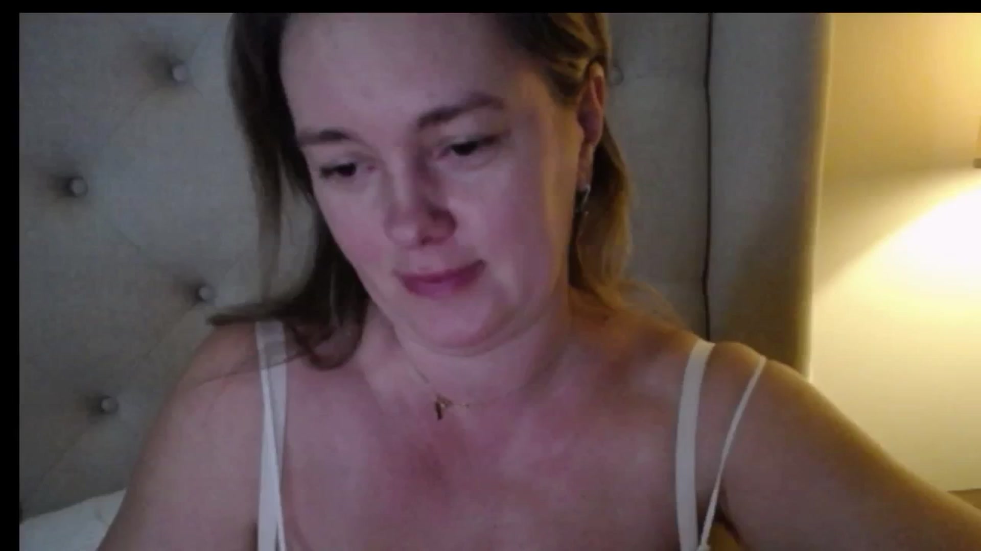 Gallery image thumbnail from J0llye's myfreecams stream on, 12/29/2025, 21:16 image 17 of 20