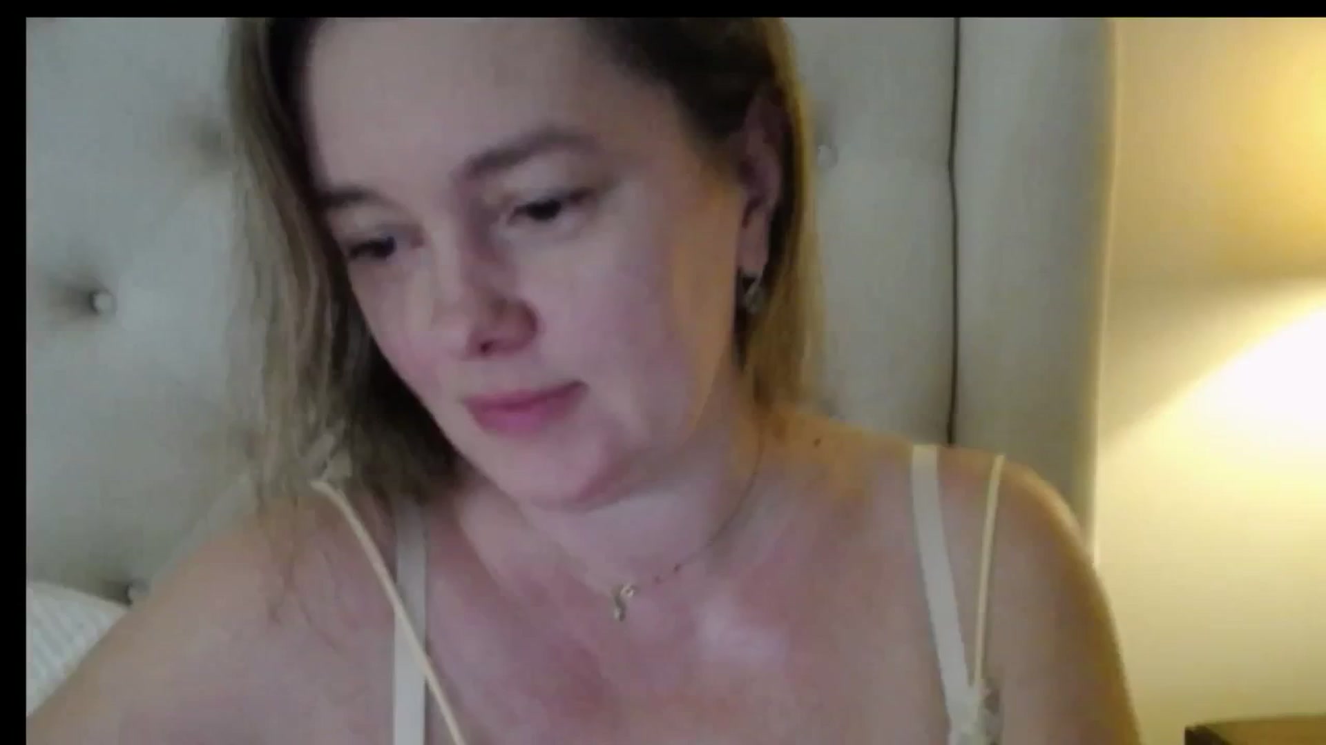 Gallery image thumbnail from J0llye's myfreecams stream on, 02/04/2026, 17:05 image 11 of 20