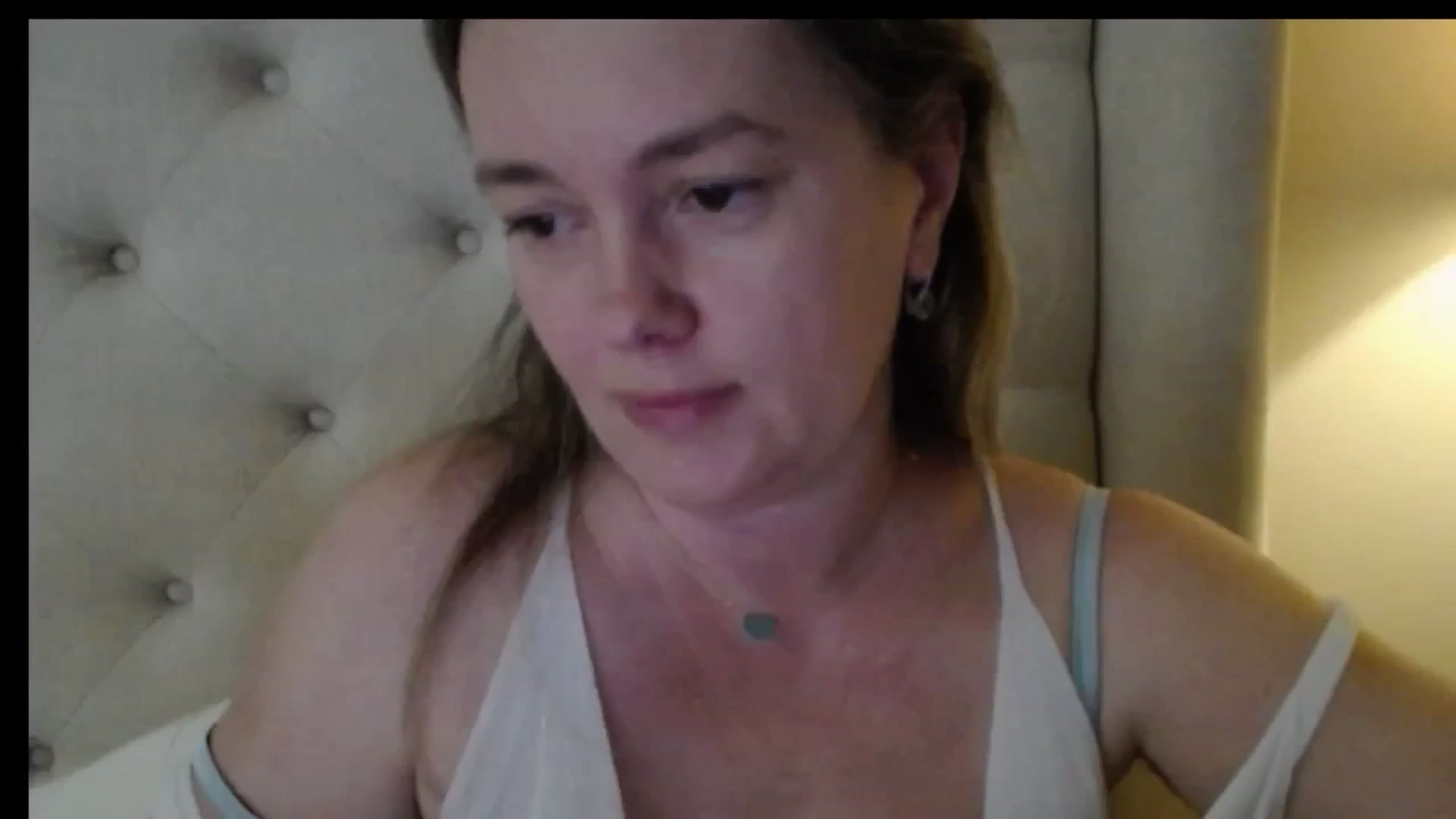 Gallery image thumbnail from J0llye's myfreecams stream on, 05/01/2026, 16:02 image 16 of 20