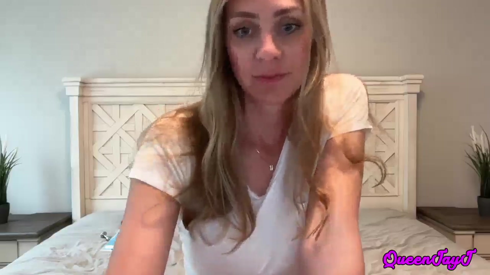 Gallery image thumbnail from JJMommyJugs's myfreecams stream on, 05/15/2025, 17:53 image 6 of 20