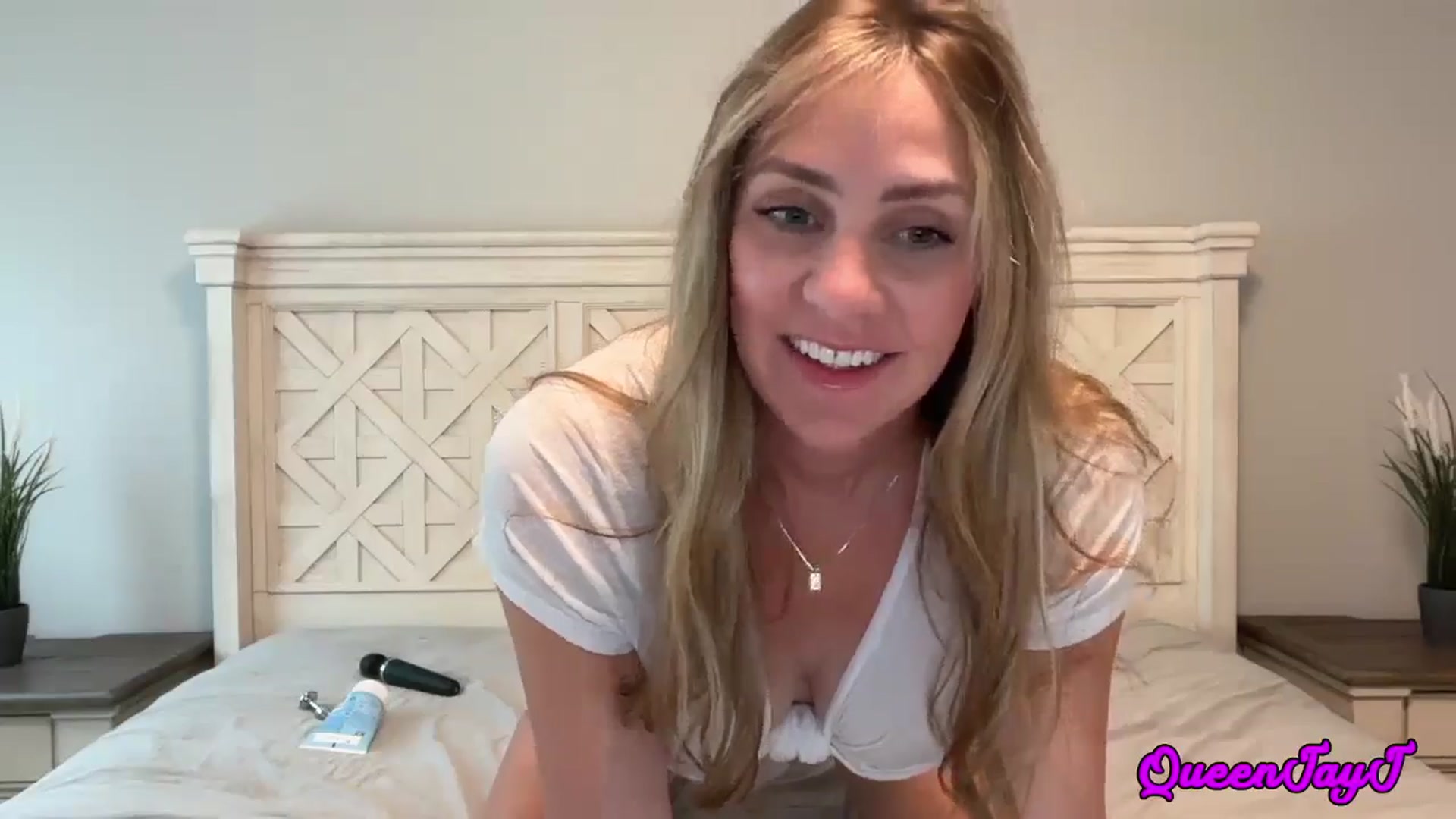 Gallery image thumbnail from JJMommyJugs's myfreecams stream on, 05/15/2025, 17:53 image 3 of 20