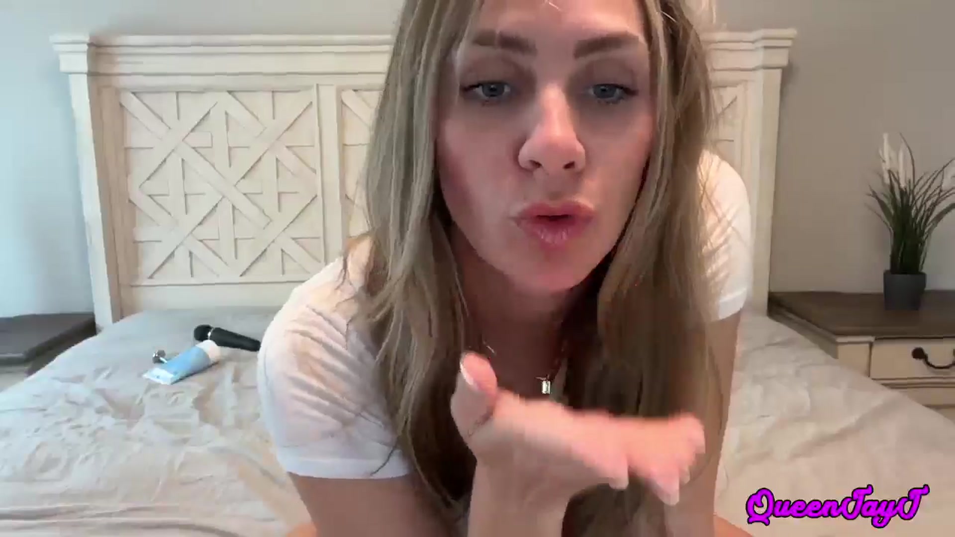 Gallery image thumbnail from JJMommyJugs's myfreecams stream on, 05/15/2025, 17:53 image 16 of 20