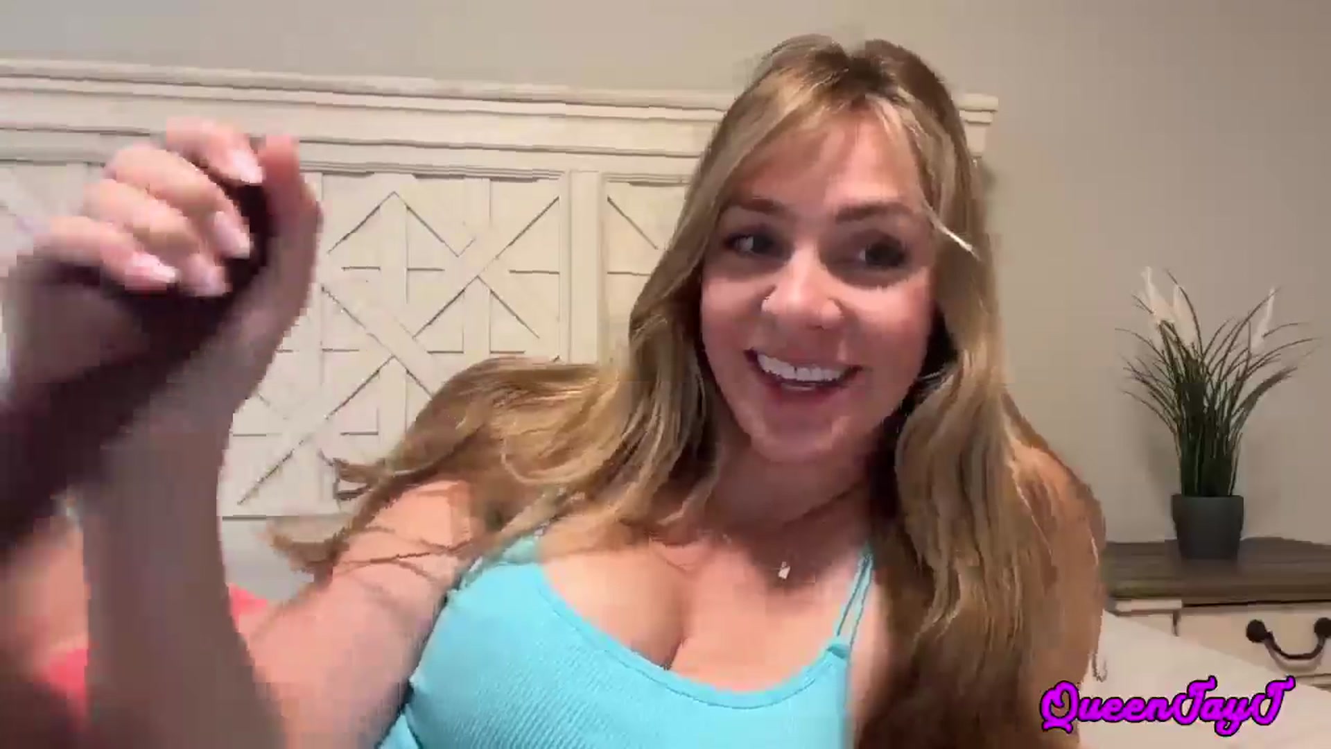 Gallery image thumbnail from JJMommyJugs's myfreecams stream on, 05/19/2025, 14:08 image 12 of 20