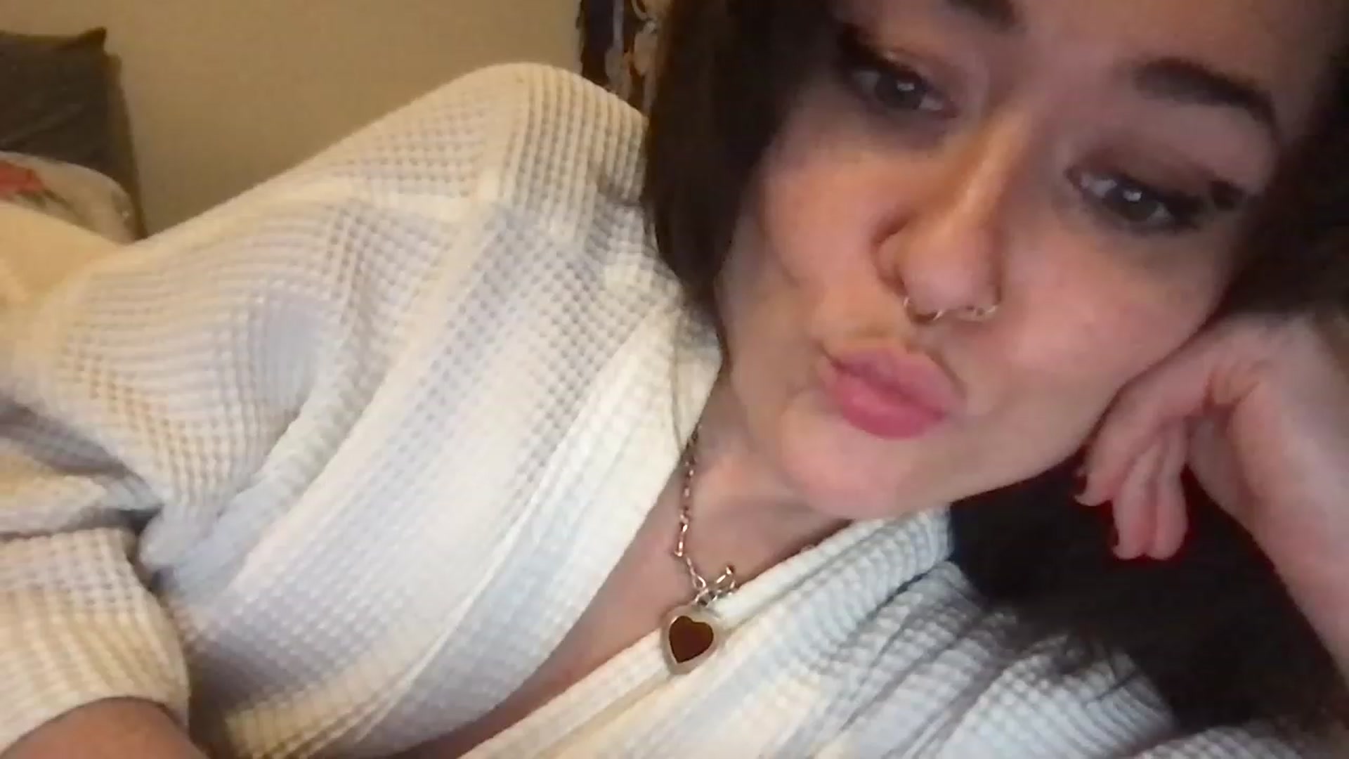 Gallery image thumbnail from JULI3TT3's myfreecams stream on, 11/27/2022, 19:34 image 8 of 20