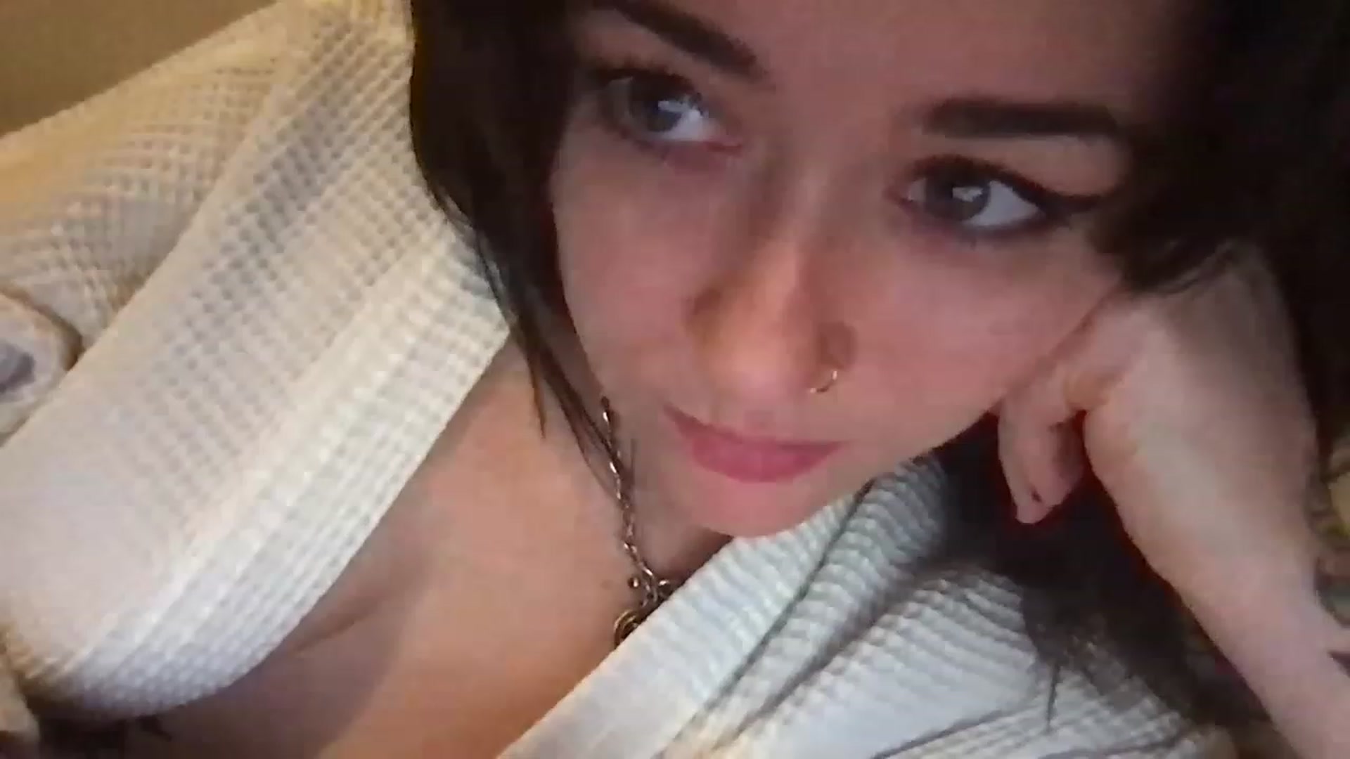 Gallery image thumbnail from JULI3TT3's myfreecams stream on, 11/27/2022, 19:34 image 2 of 20