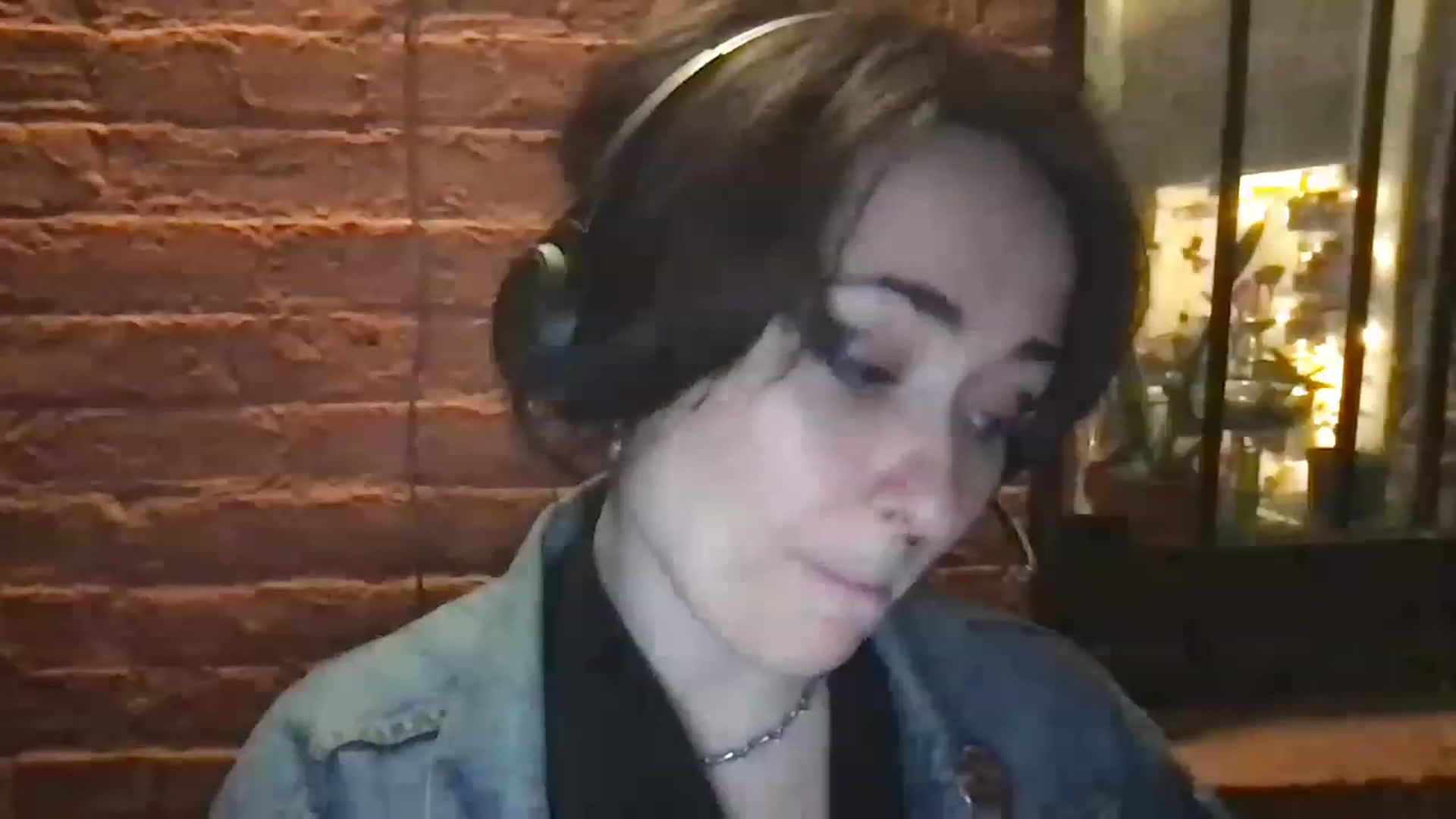Gallery image thumbnail from JULI3TT3's myfreecams stream on, 11/27/2022, 23:24 image 15 of 20