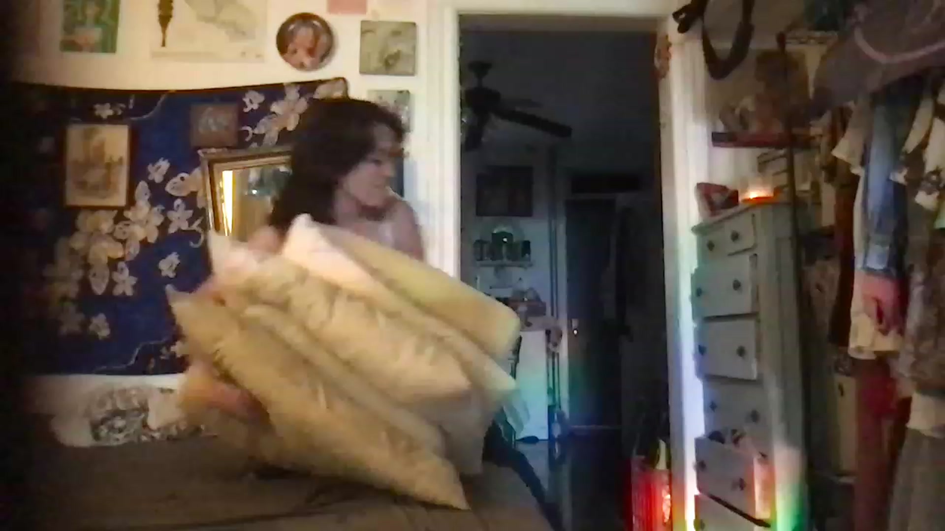 Gallery image thumbnail from JULI3TT3's myfreecams stream on, 11/28/2022, 20:27 image 2 of 20