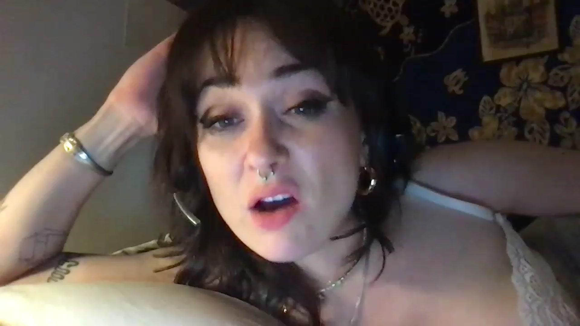 Gallery image thumbnail from JULI3TT3's myfreecams stream on, 04/04/2023, 08:42 image 3 of 20