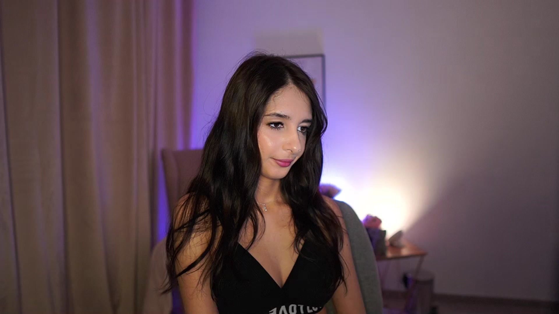 Gallery image thumbnail from Jacky__smith's myfreecams stream on, 06/16/2025, 11:24 image 2 of 20