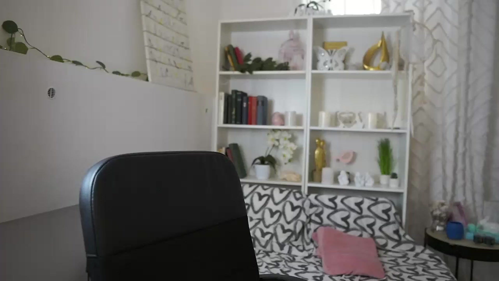 Gallery image thumbnail from Jaclyn__Case's myfreecams stream on, 06/17/2024, 09:57 image 14 of 20