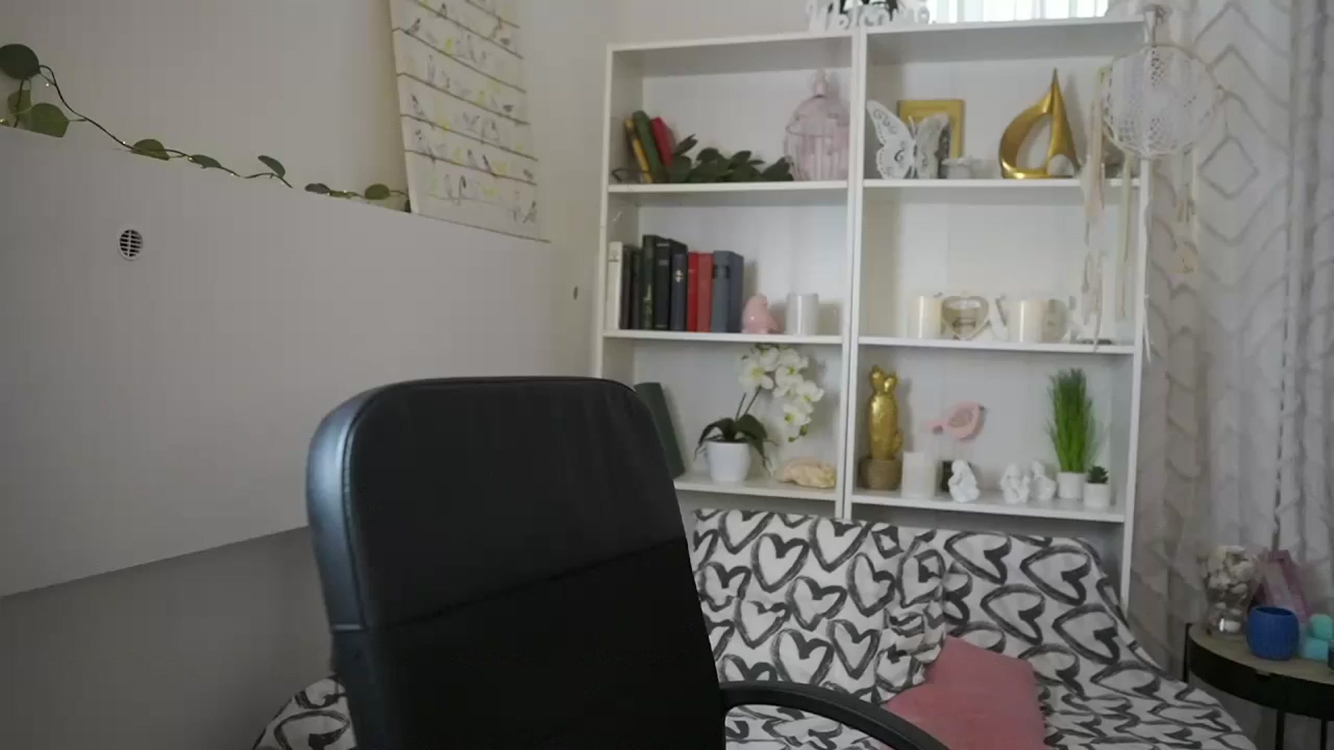 Gallery image thumbnail from Jaclyn__Case's myfreecams stream on, 06/20/2024, 15:15 image 10 of 20