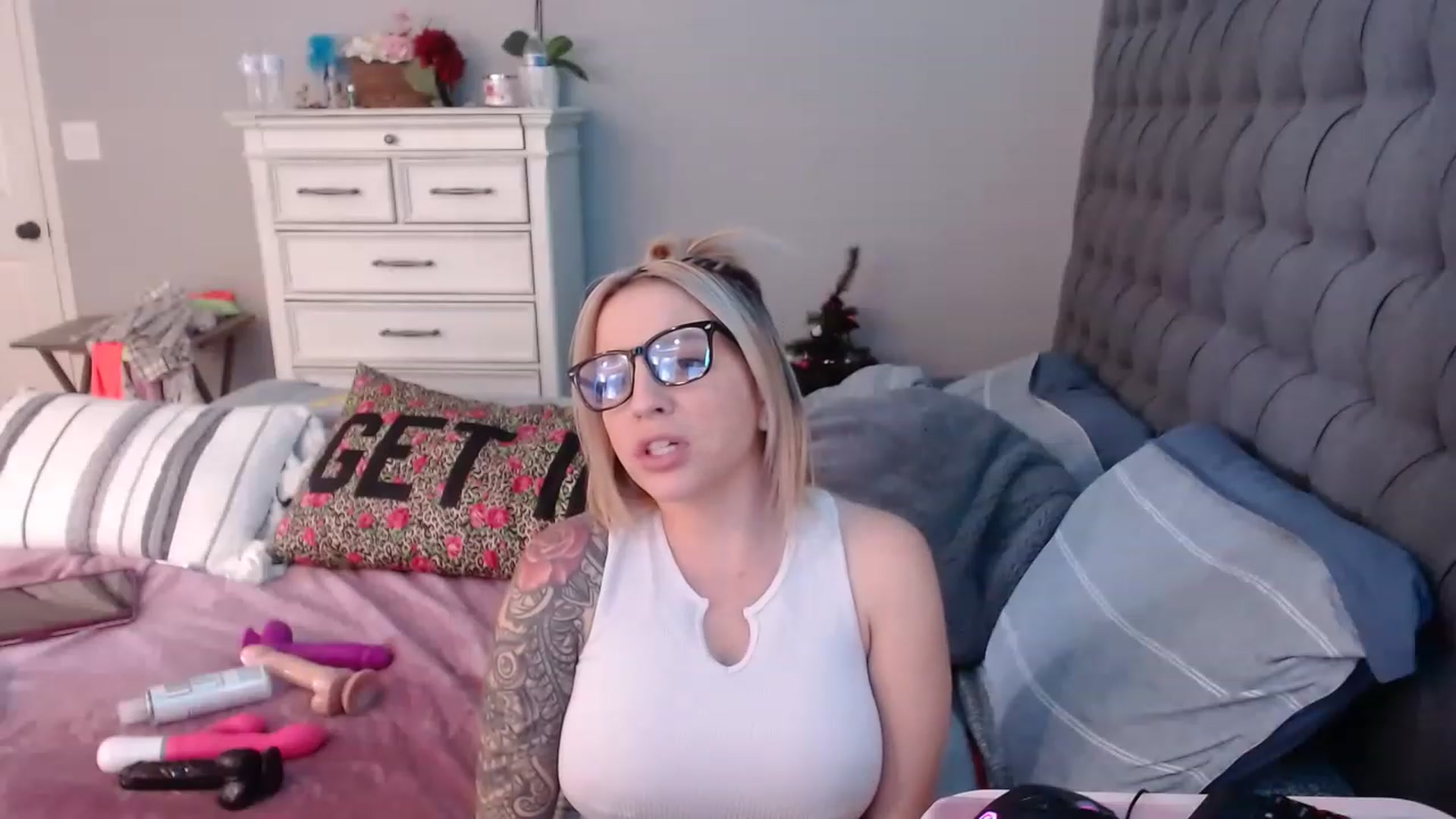 Gallery image thumbnail from JadeNicolee_'s myfreecams stream on, 11/16/2022, 20:57 image 8 of 20