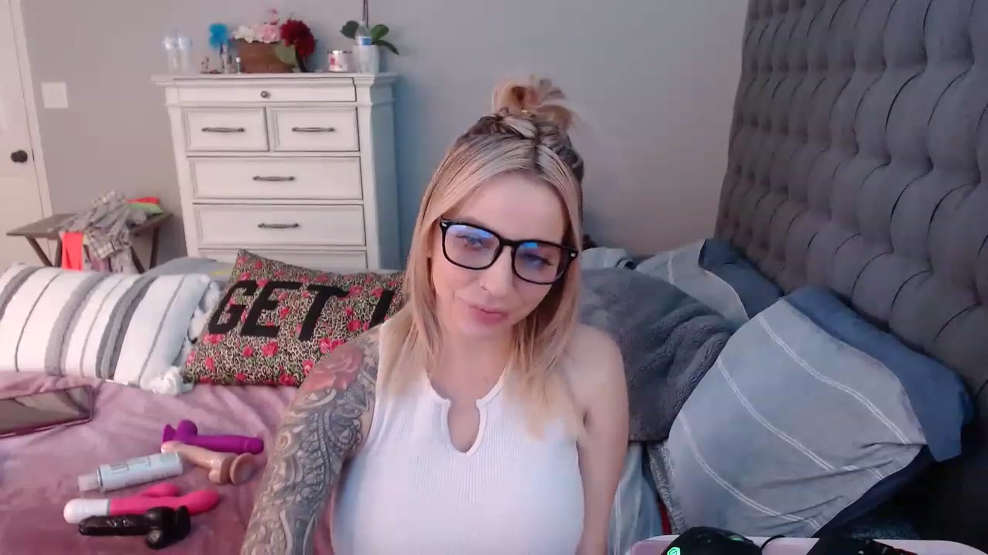 Gallery image thumbnail from JadeNicolee_'s myfreecams stream on, 11/16/2022, 20:57 image 13 of 20