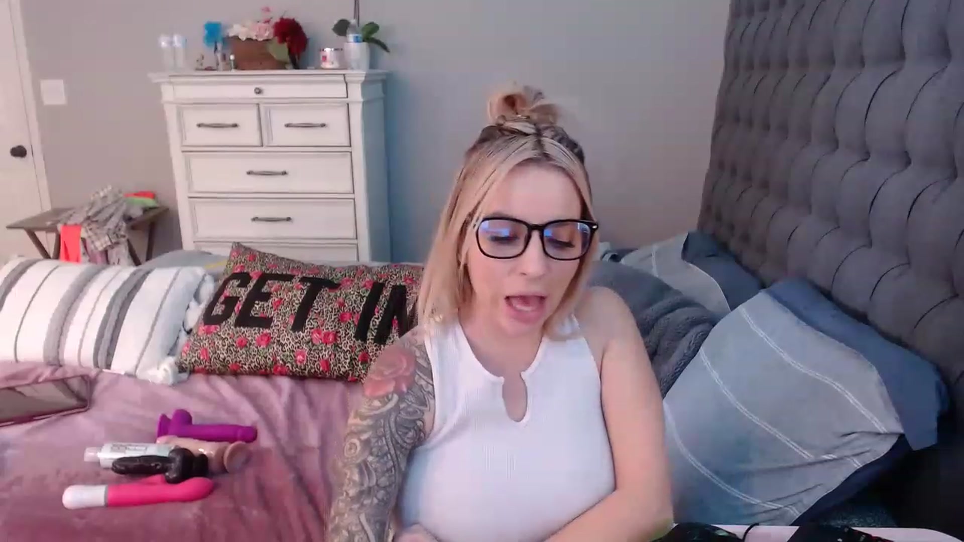 Gallery image thumbnail from JadeNicolee_'s myfreecams stream on, 11/16/2022, 20:57 image 20 of 20