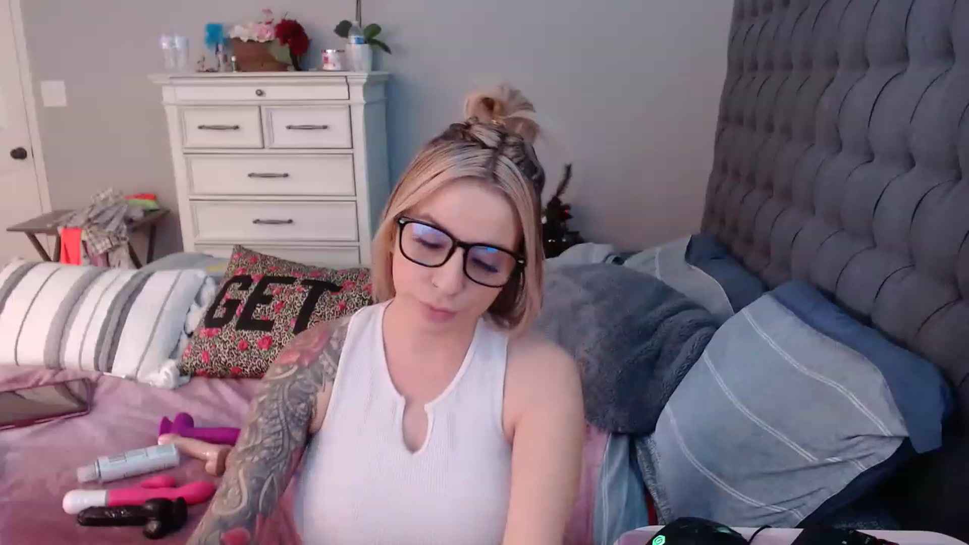 Gallery image thumbnail from JadeNicolee_'s myfreecams stream on, 11/16/2022, 20:57 image 14 of 20