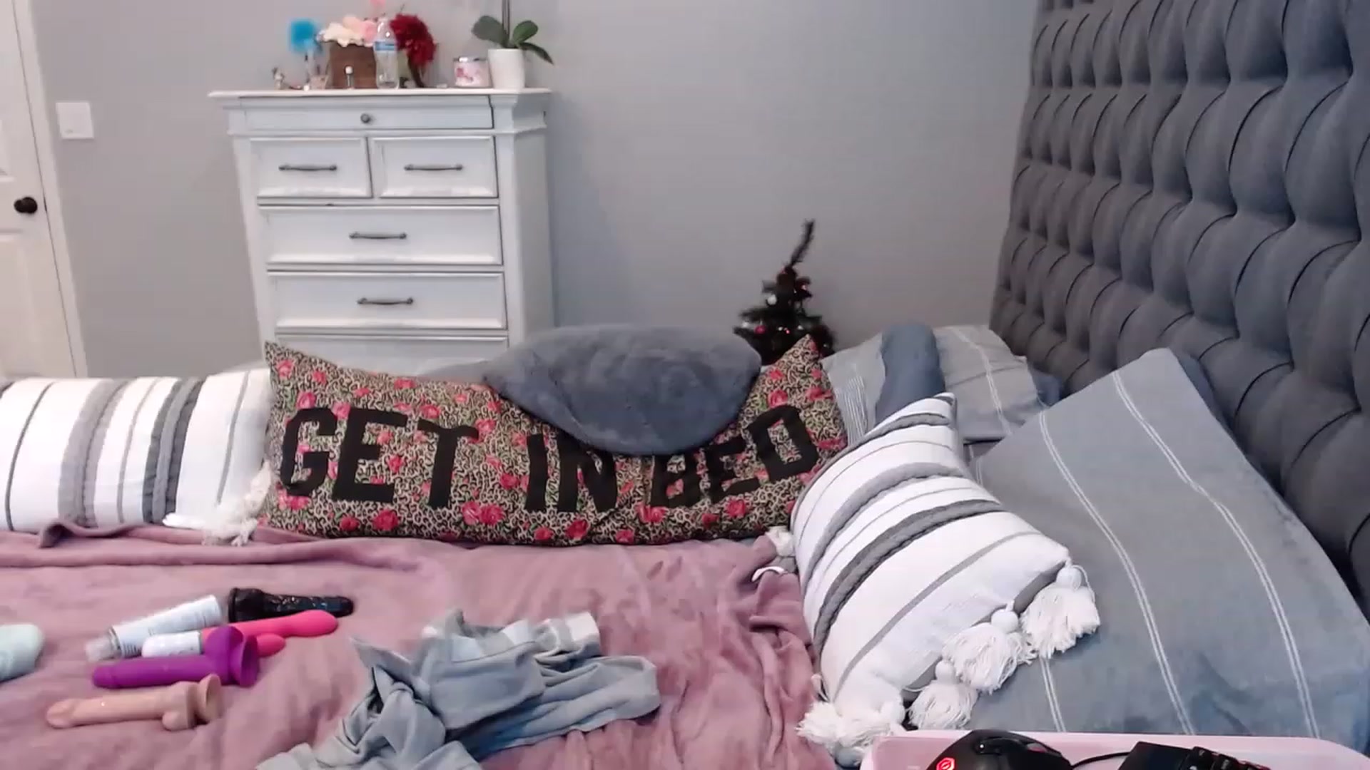 Gallery image thumbnail from JadeNicolee_'s myfreecams stream on, 11/23/2022, 22:23 image 20 of 20