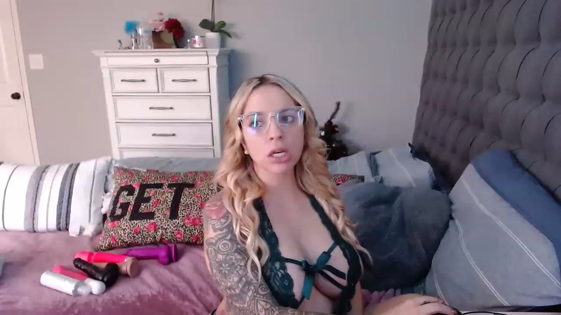 Gallery image thumbnail from JadeNicolee_'s myfreecams stream on, 11/30/2022, 21:28 image 2 of 20