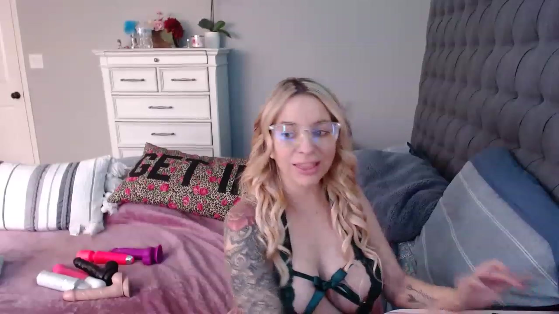 Gallery image thumbnail from JadeNicolee_'s myfreecams stream on, 11/30/2022, 21:28 image 20 of 20