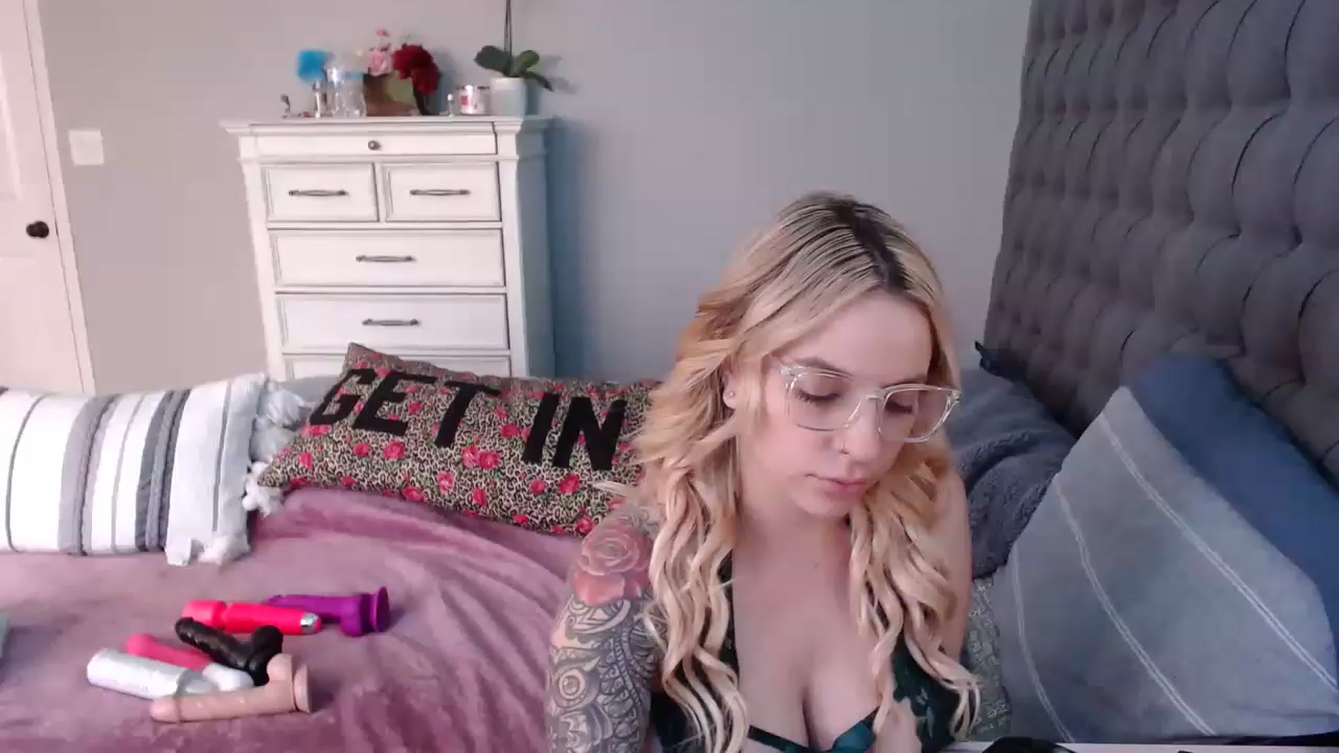 Gallery image thumbnail from JadeNicolee_'s myfreecams stream on, 11/30/2022, 21:28 image 18 of 20
