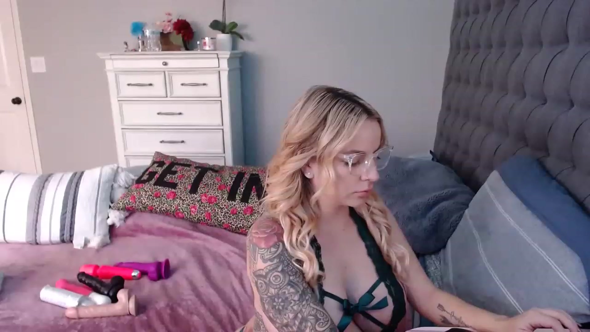 Gallery image thumbnail from JadeNicolee_'s myfreecams stream on, 11/30/2022, 21:28 image 14 of 20